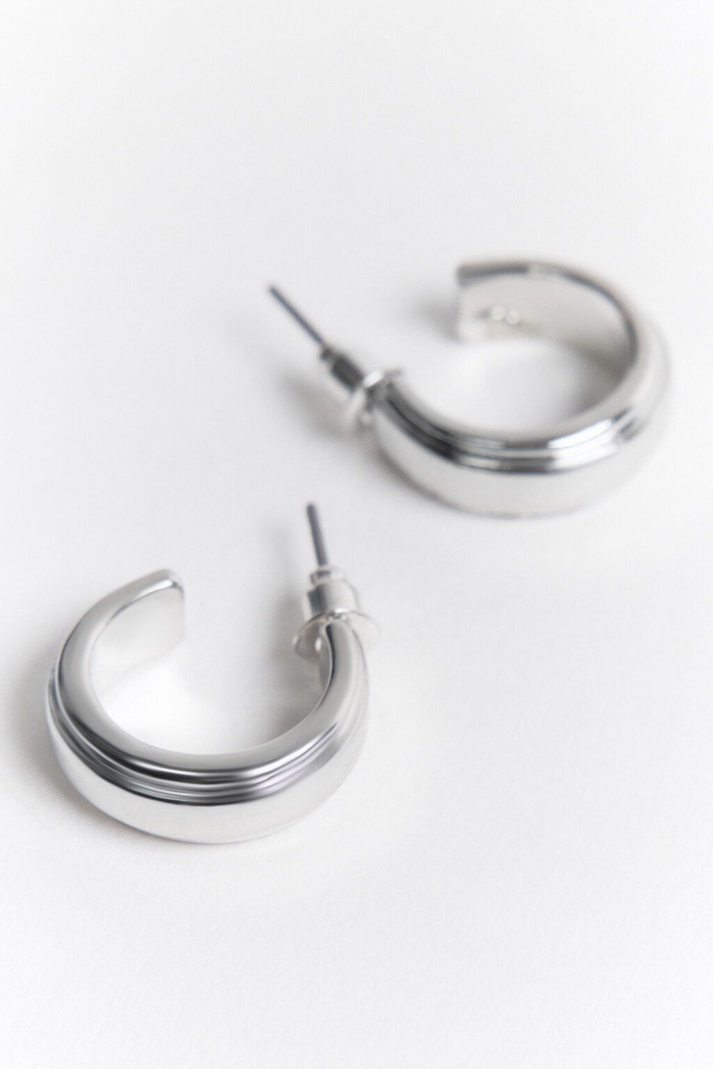 Серьги-полукольца серебристые - цвет серый - 2