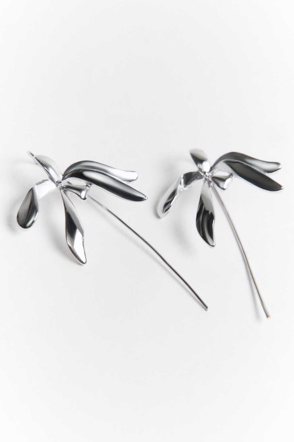 Серьги-продевки в виде цветка - цвет серый - 2