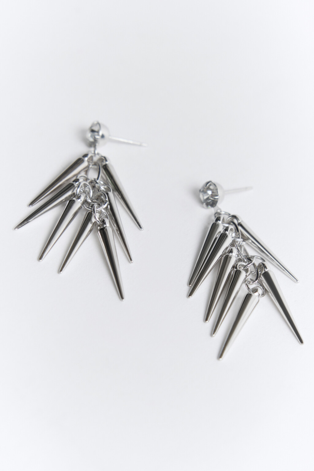 Серьги-гвоздики с россыпью шипов - цвет серый - 2