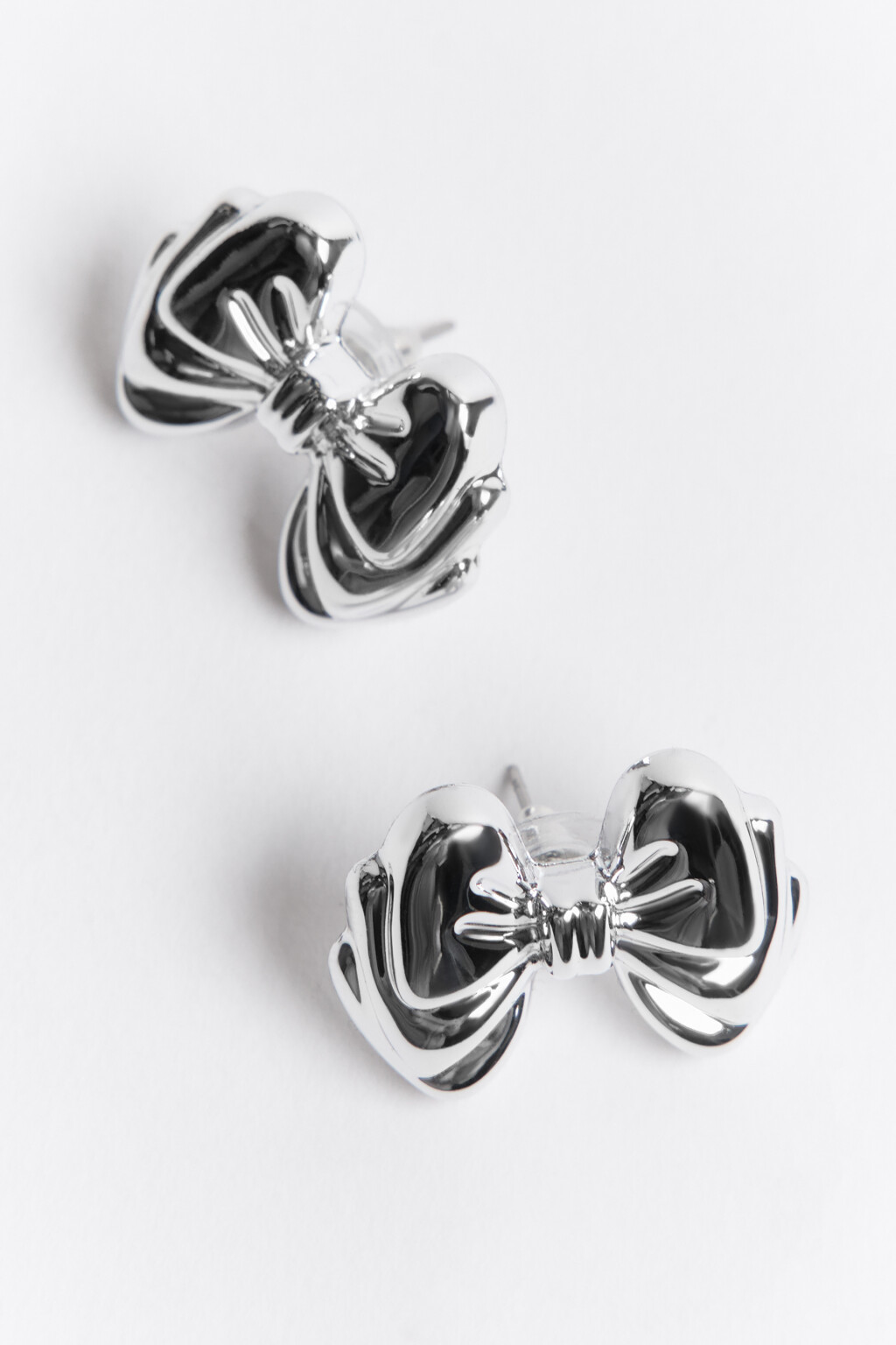 Серьги-гвоздики в виде бантов - цвет серый - 1