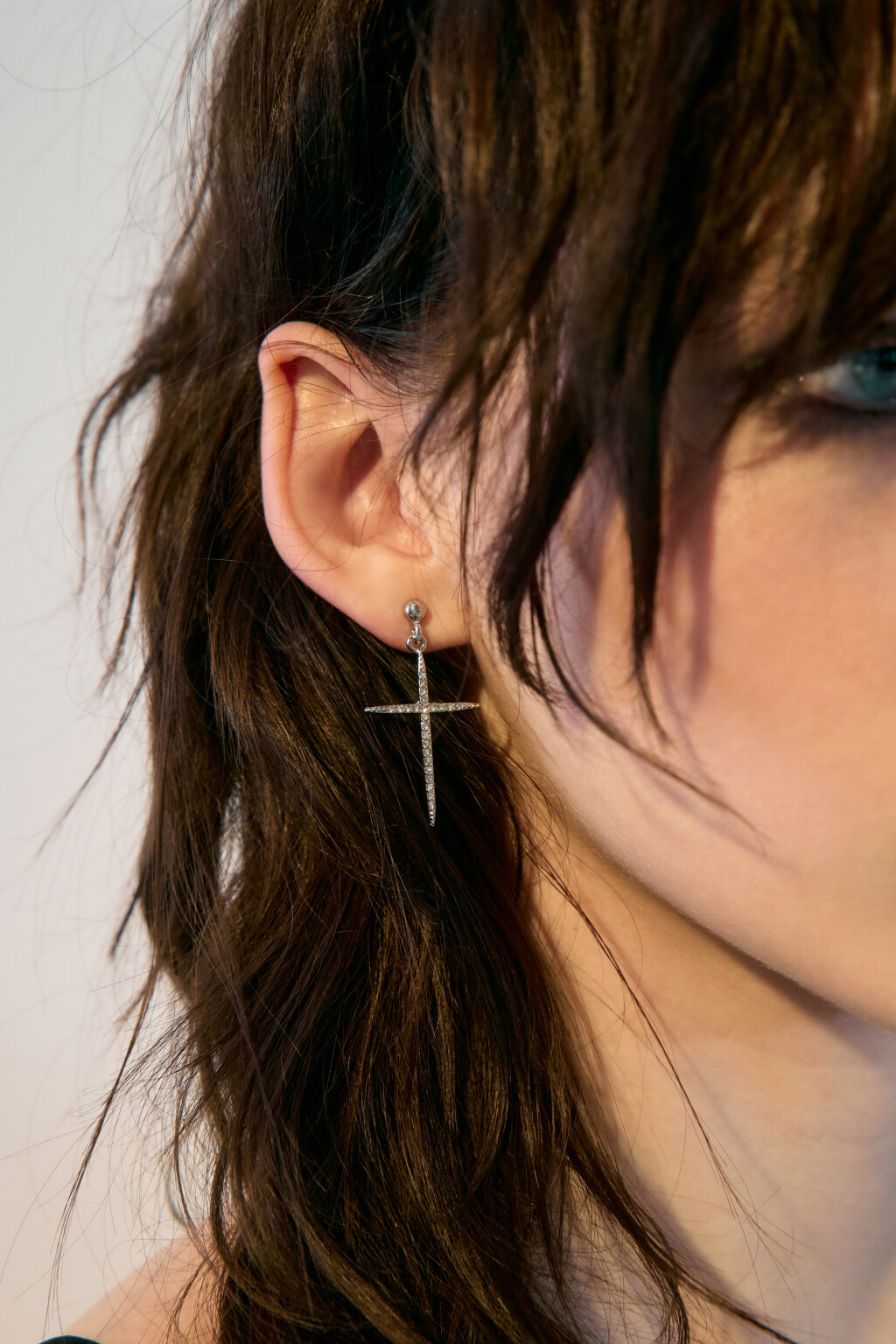 Серьги-гвоздики с крестами и стразами - цвет серый - 4