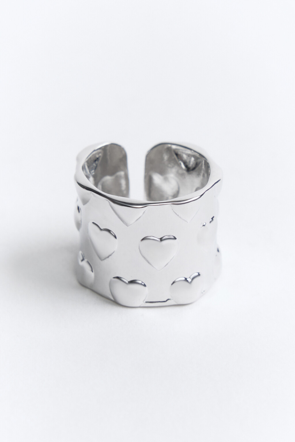 Кольцо широкое несмыкающееся с сердечками - цвет серый - 1