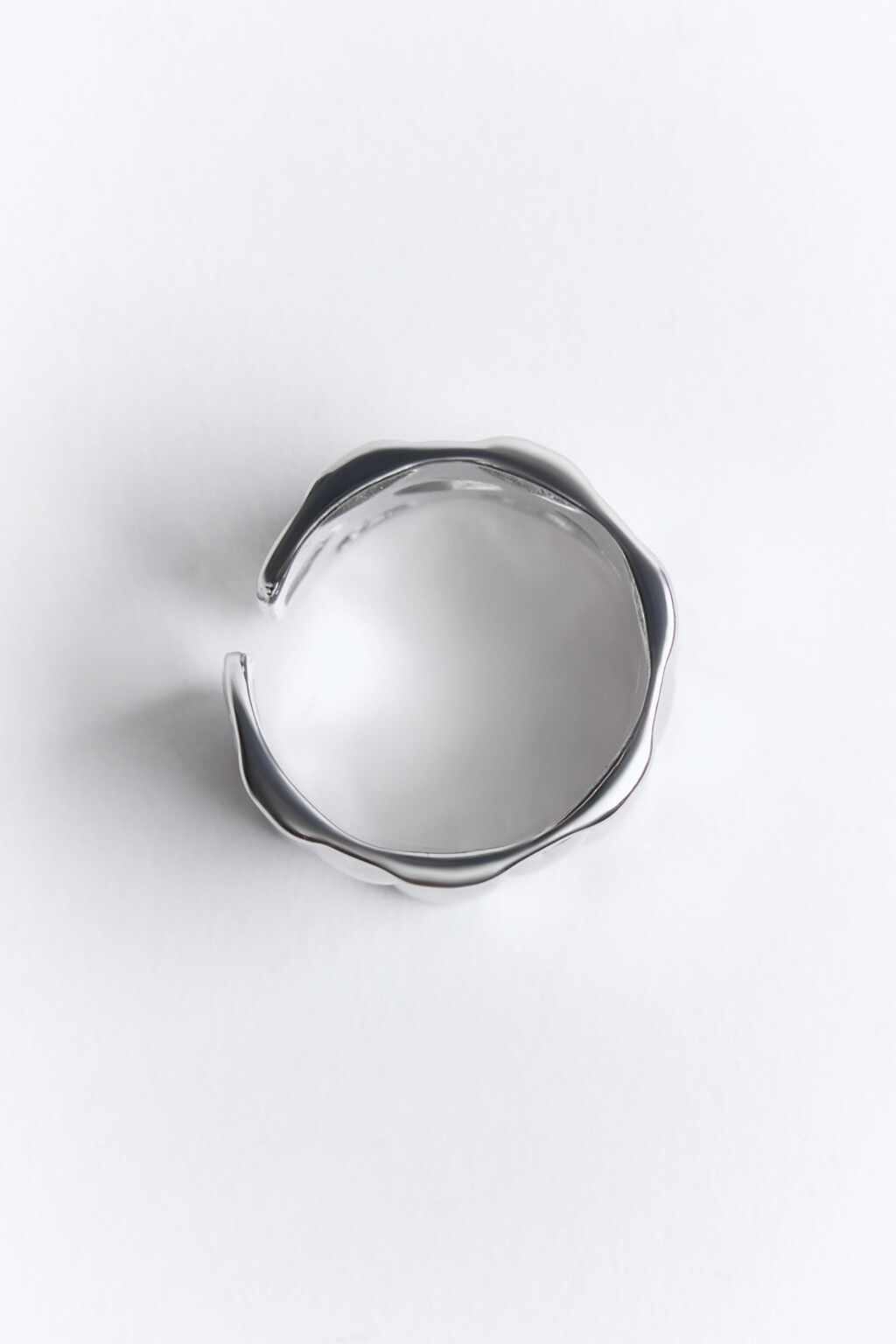 Кольцо широкое несмыкающееся с сердечками - цвет серый - 2