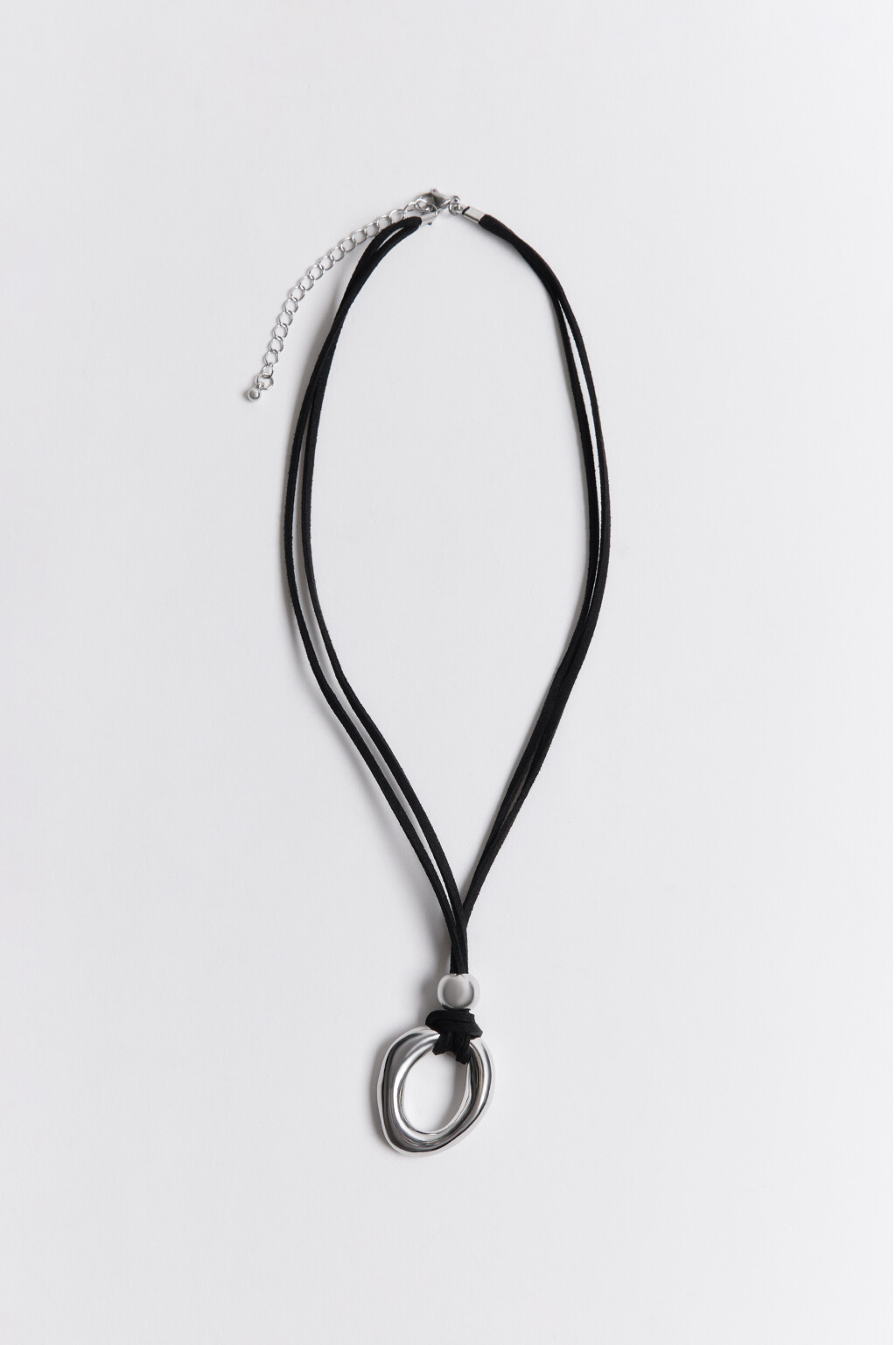Колье-шнурок с серебристой подвеской - цвет серый - 3