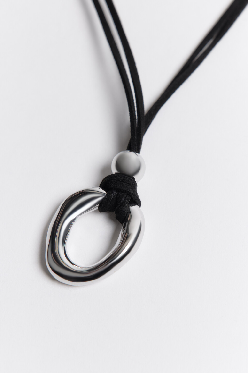 Колье-шнурок с серебристой подвеской - цвет серый - 4