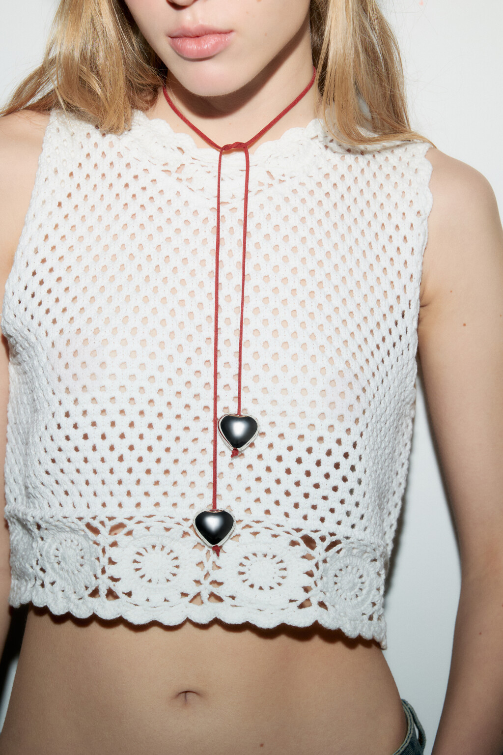 Колье-шнурок с серебристыми сердечками - цвет серый - 1