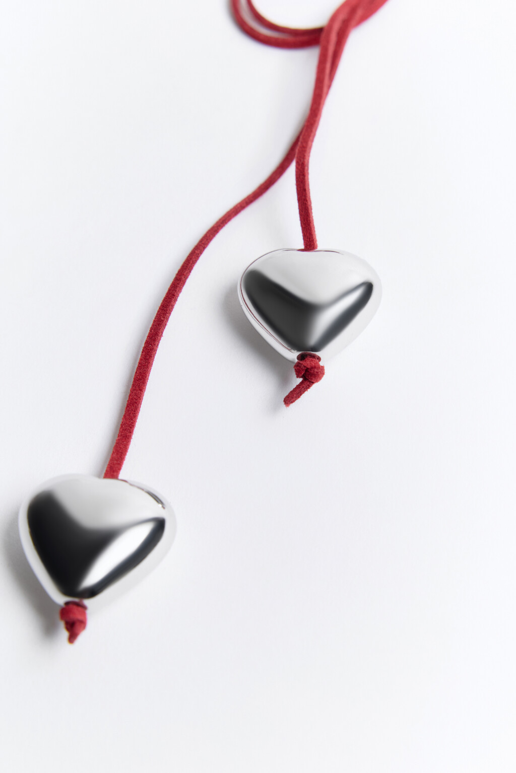 Колье-шнурок с серебристыми сердечками - цвет серый - 4