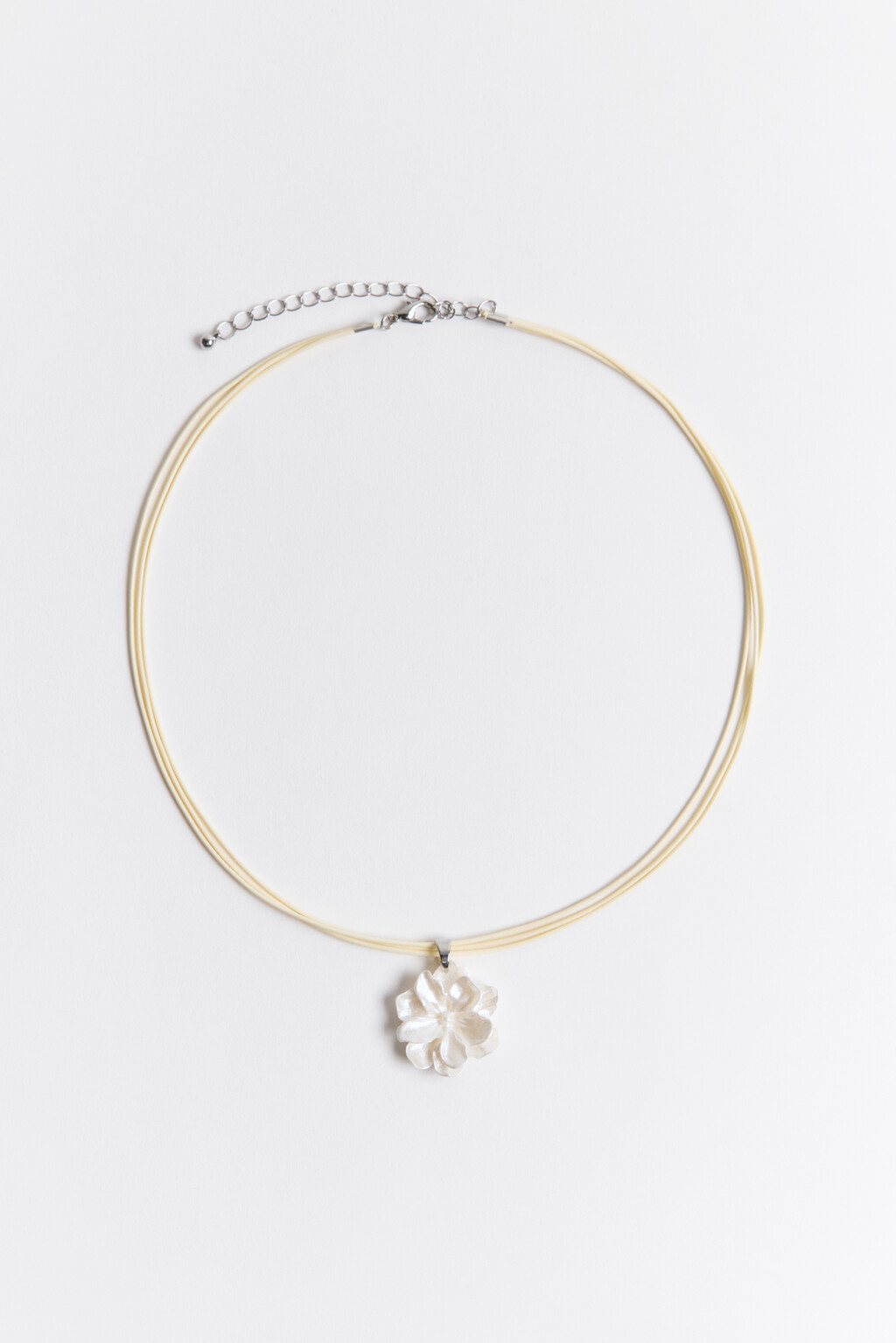 Колье-шнурок с подвеской в виде цветка - цвет серый - 5