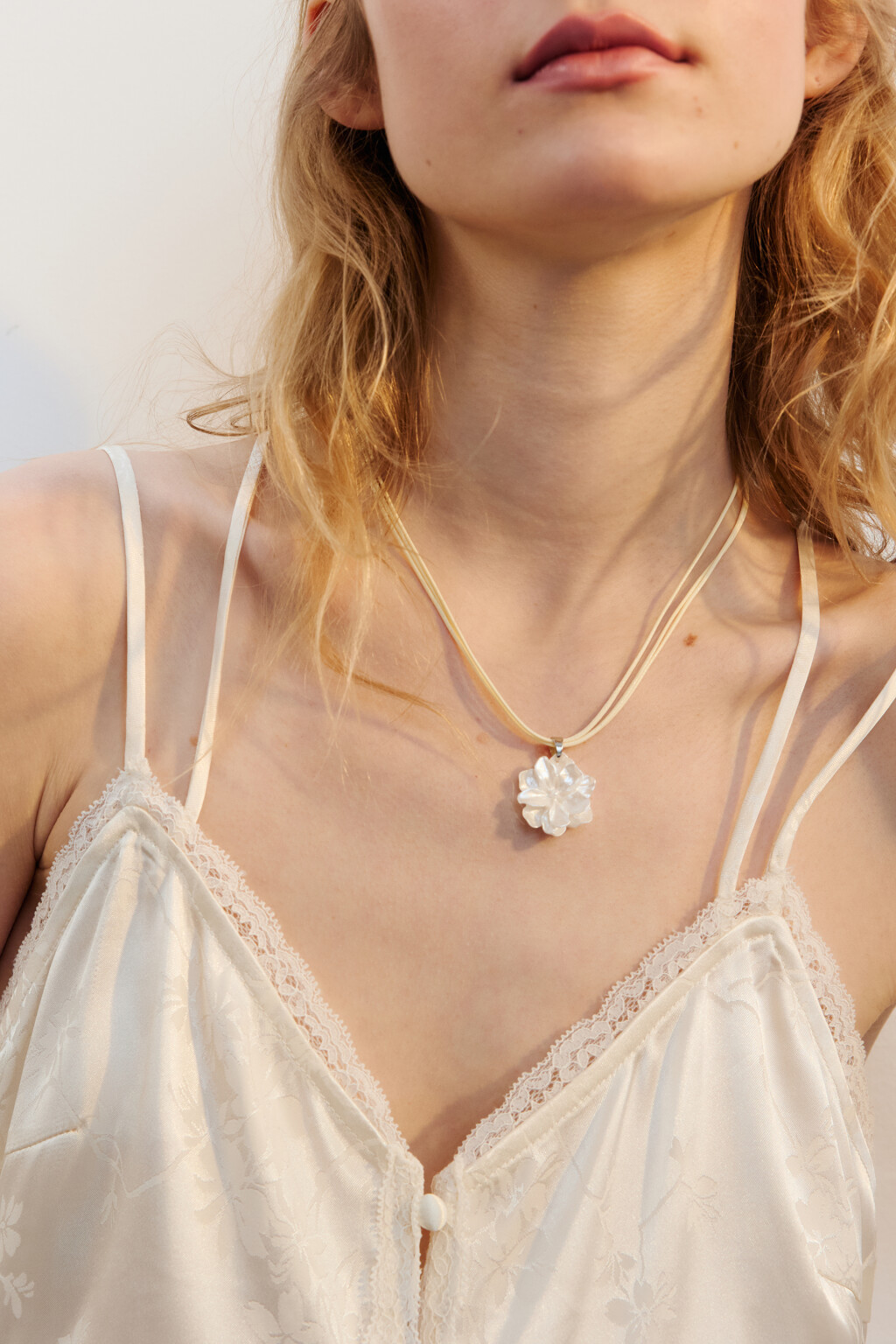 Колье-шнурок с подвеской в виде цветка - цвет серый - 2