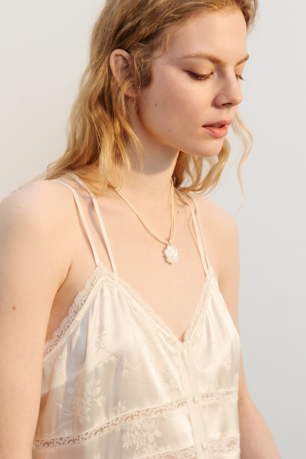 Колье-шнурок с подвеской в виде цветка - цвет серый - 3