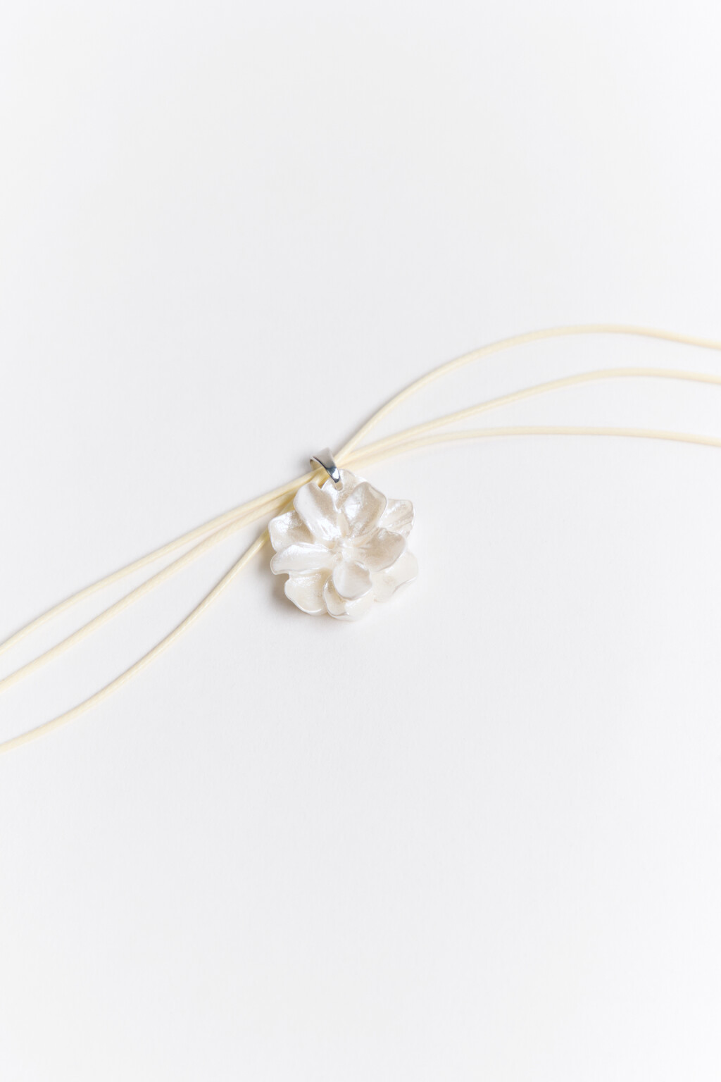 Колье-шнурок с подвеской в виде цветка - цвет серый - 4