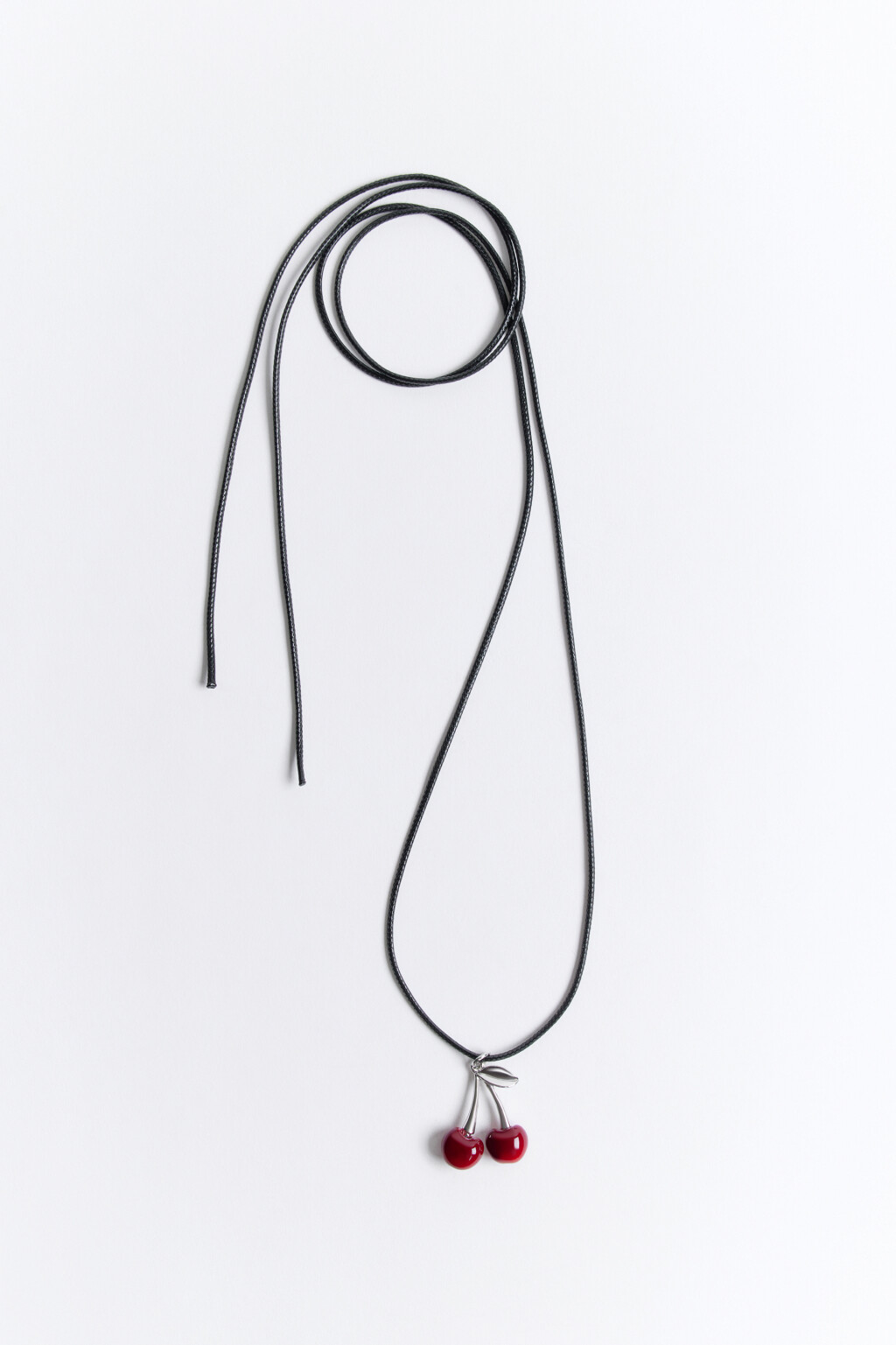 Колье-шнурок с подвеской в виде вишенок - цвет серый - 3