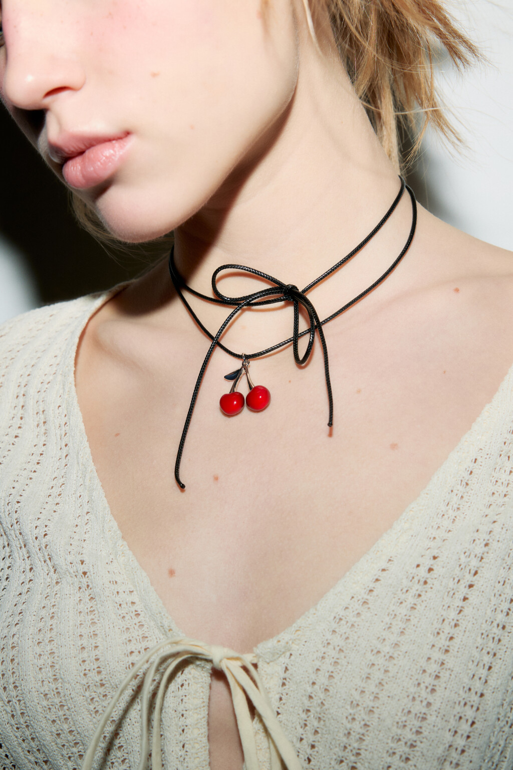 Колье-шнурок с подвеской в виде вишенок - цвет серый - 1