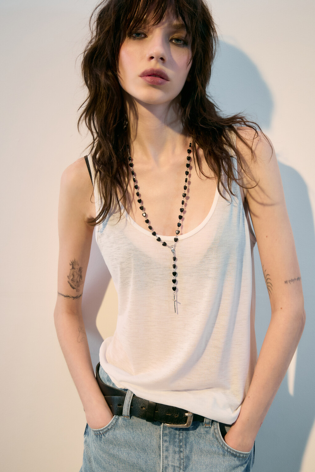 Цепочка на шею с бусинами-сердечками и крестом - цвет серый - 5