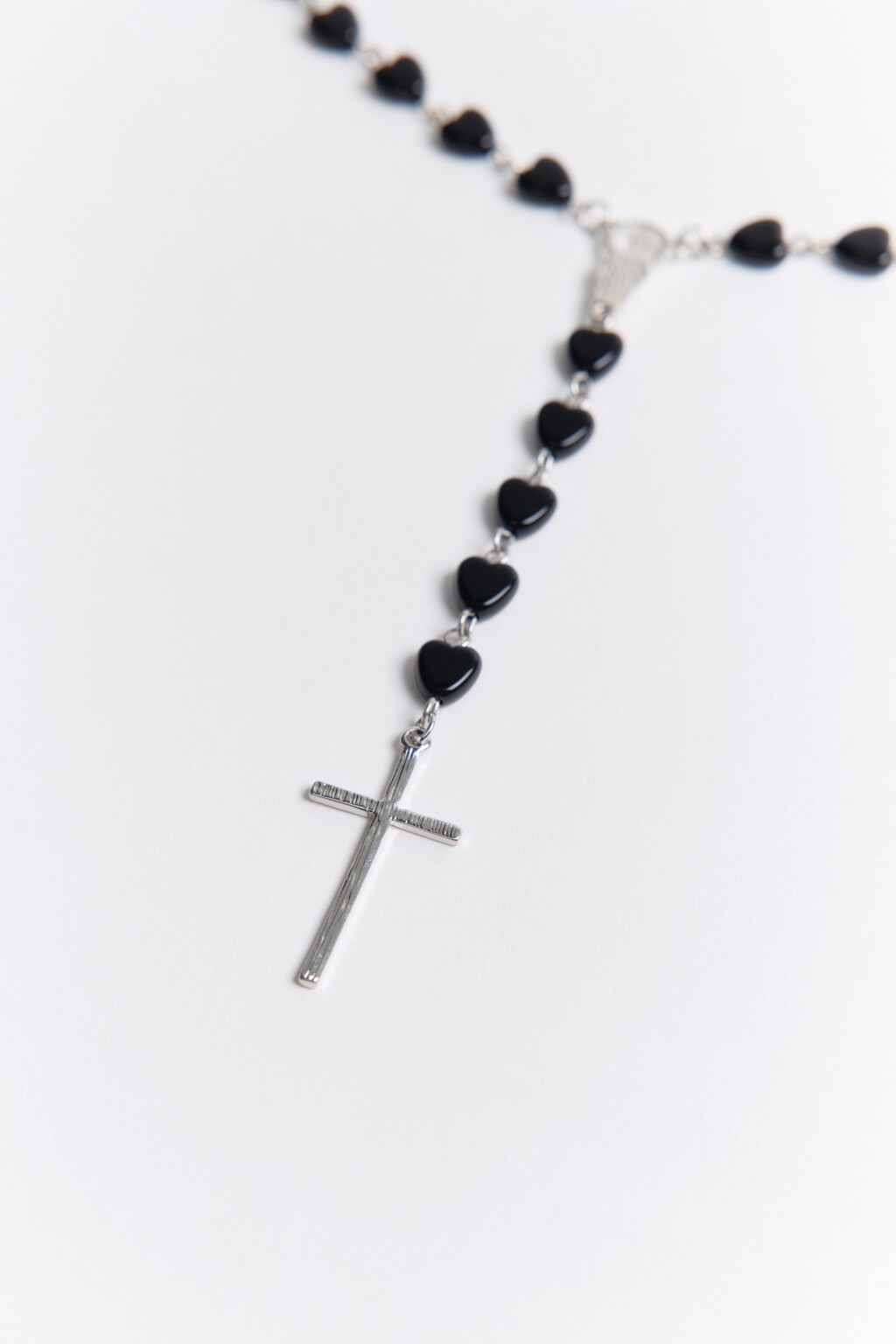 Цепочка на шею с бусинами-сердечками и крестом - цвет серый - 4