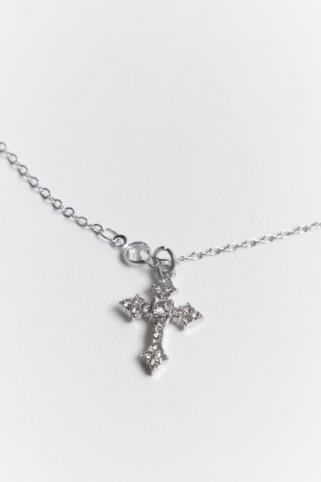 Цепочка на шею с крестом и стразами - цвет серый - 3