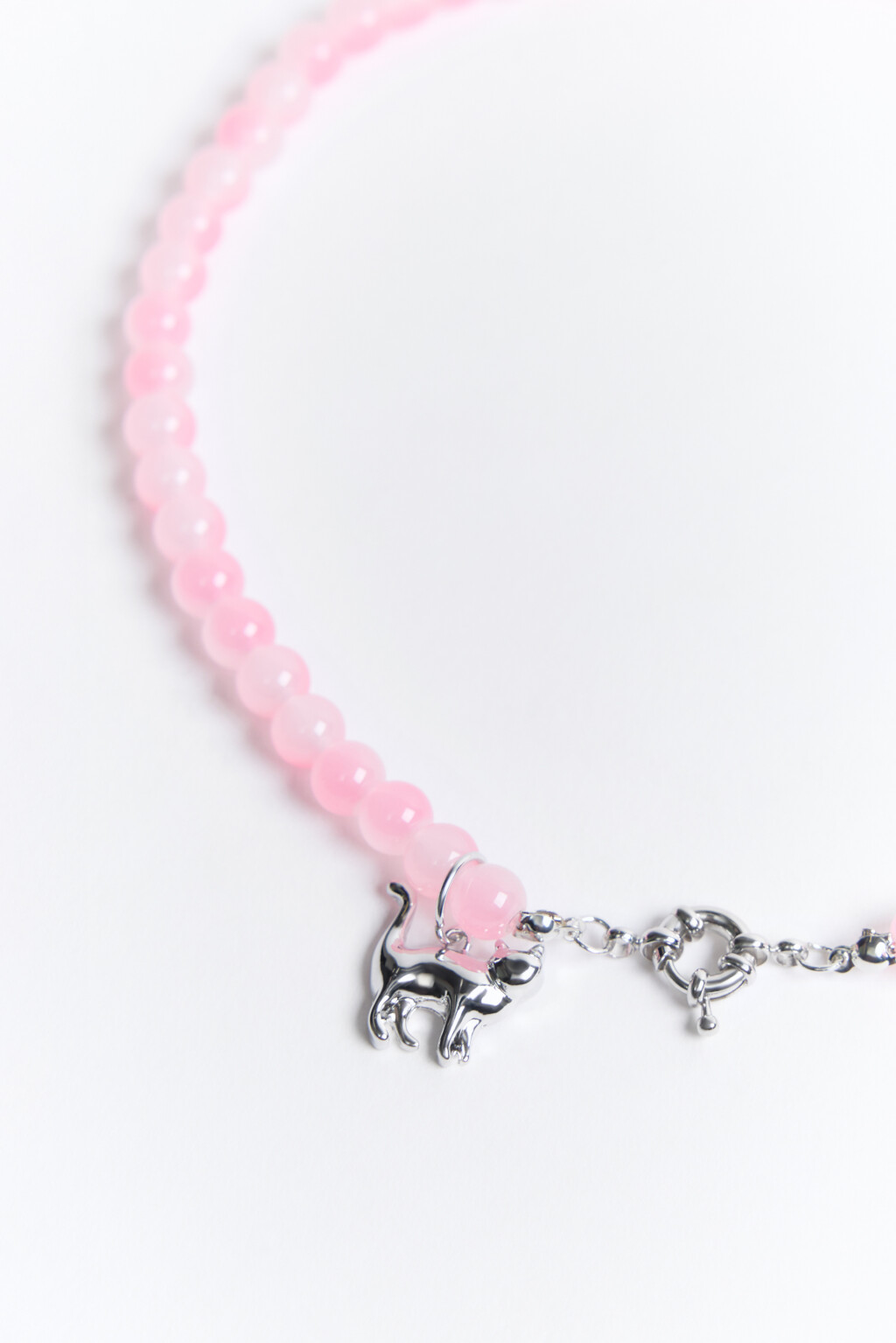 Ожерелье из крупных бусин с подвеской-кошкой - цвет розовый - 1