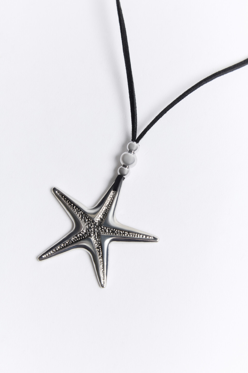 Колье-шнурок с подвеской в виде морской звезды - цвет серый - 2