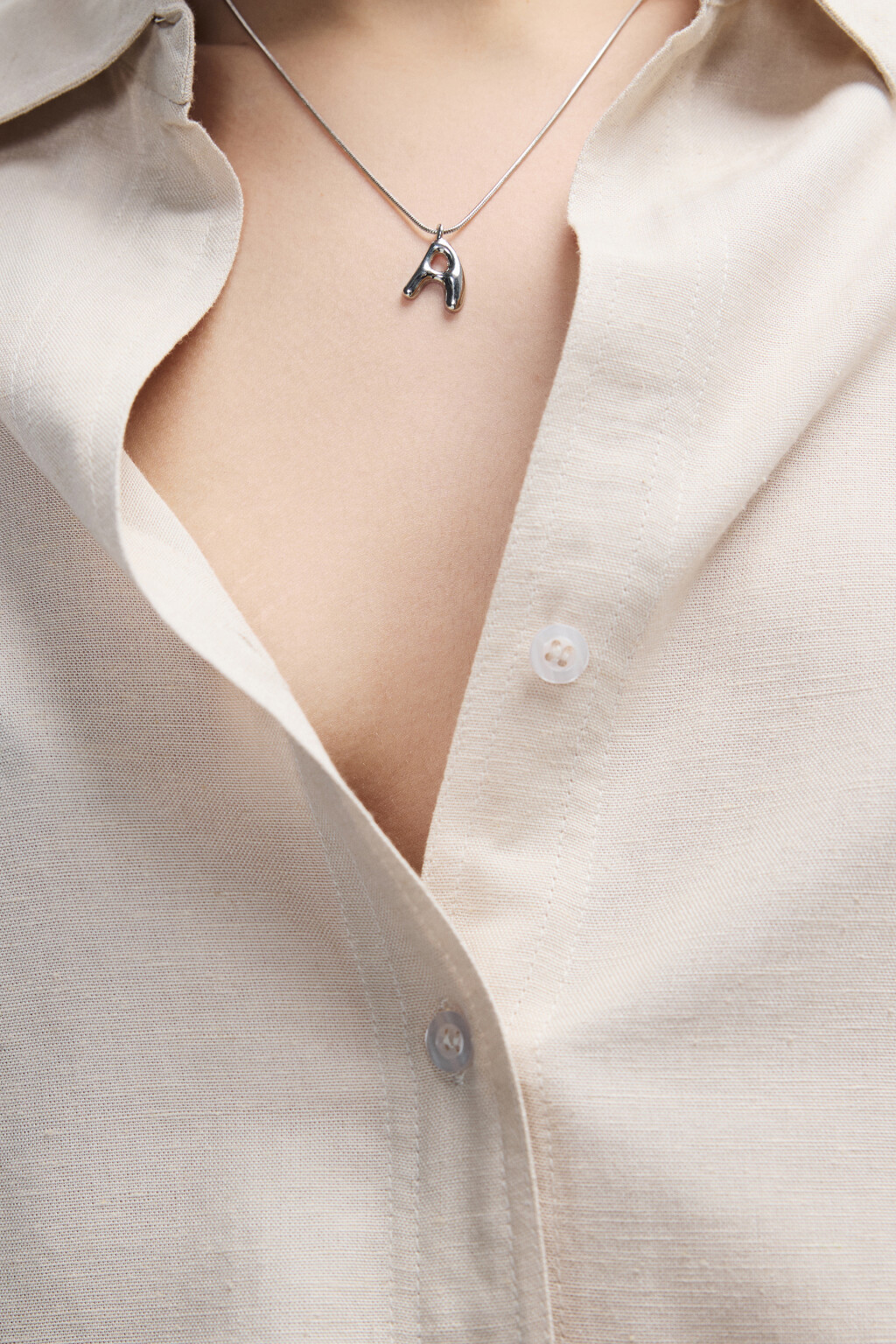 Цепочка на шею с подвеской-буквой - цвет серый - 1