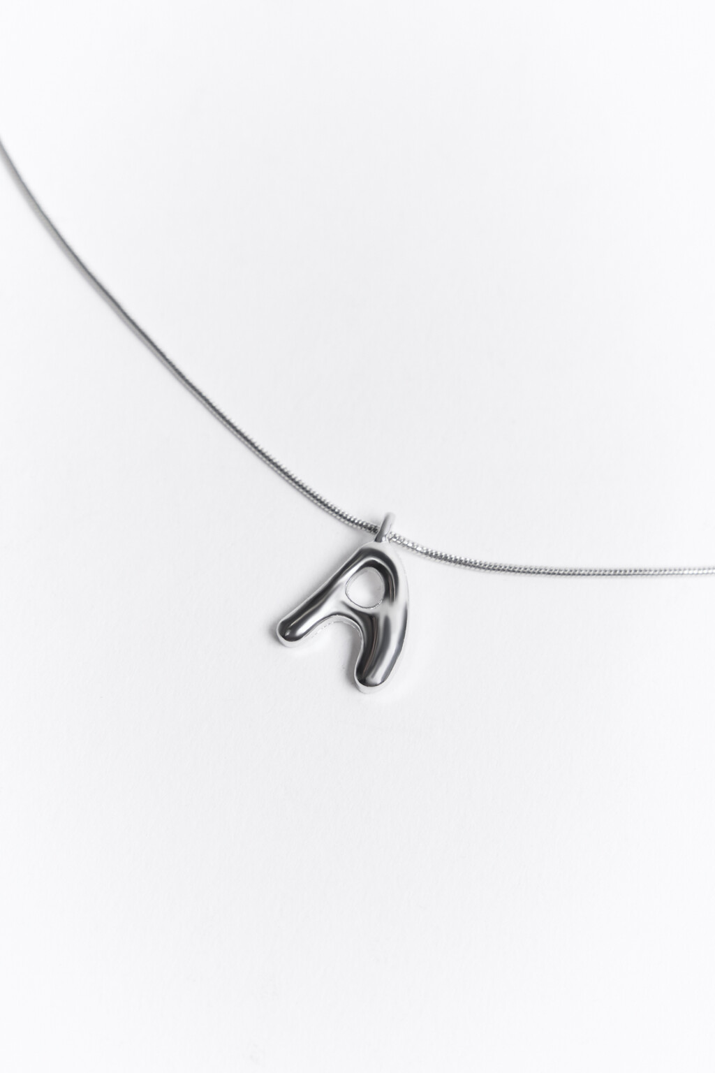 Цепочка на шею с подвеской-буквой - цвет серый - 3