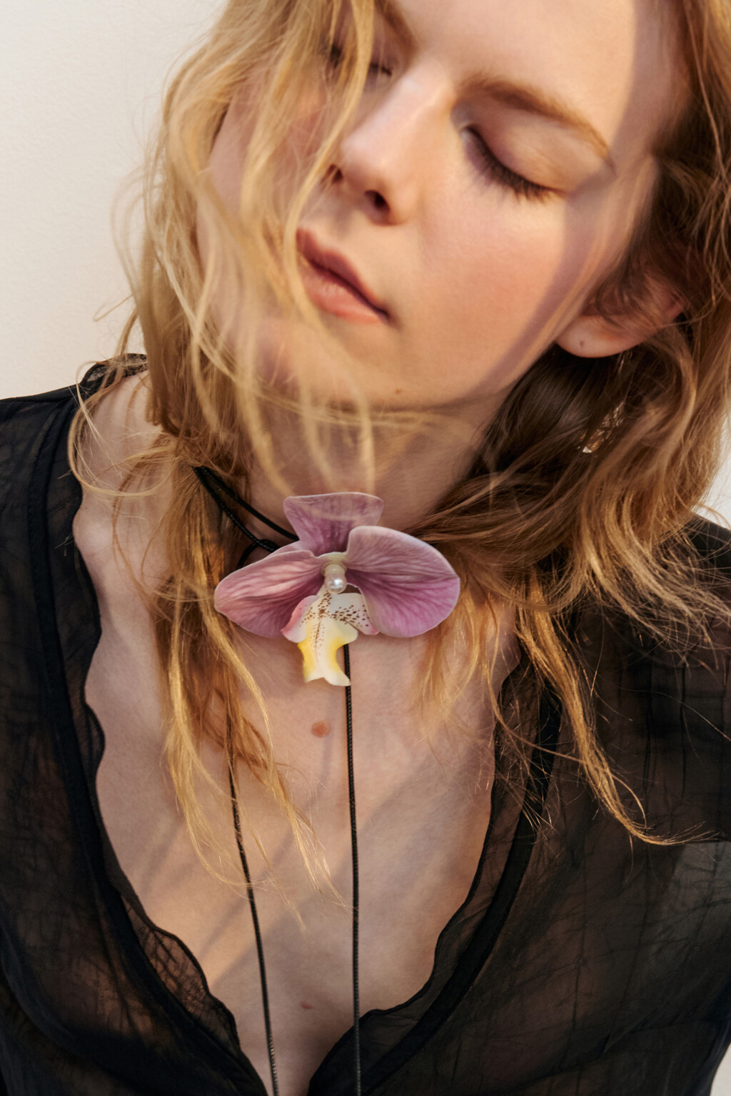 Колье-шнурок с объемной орхидеей - цвет серый - 2