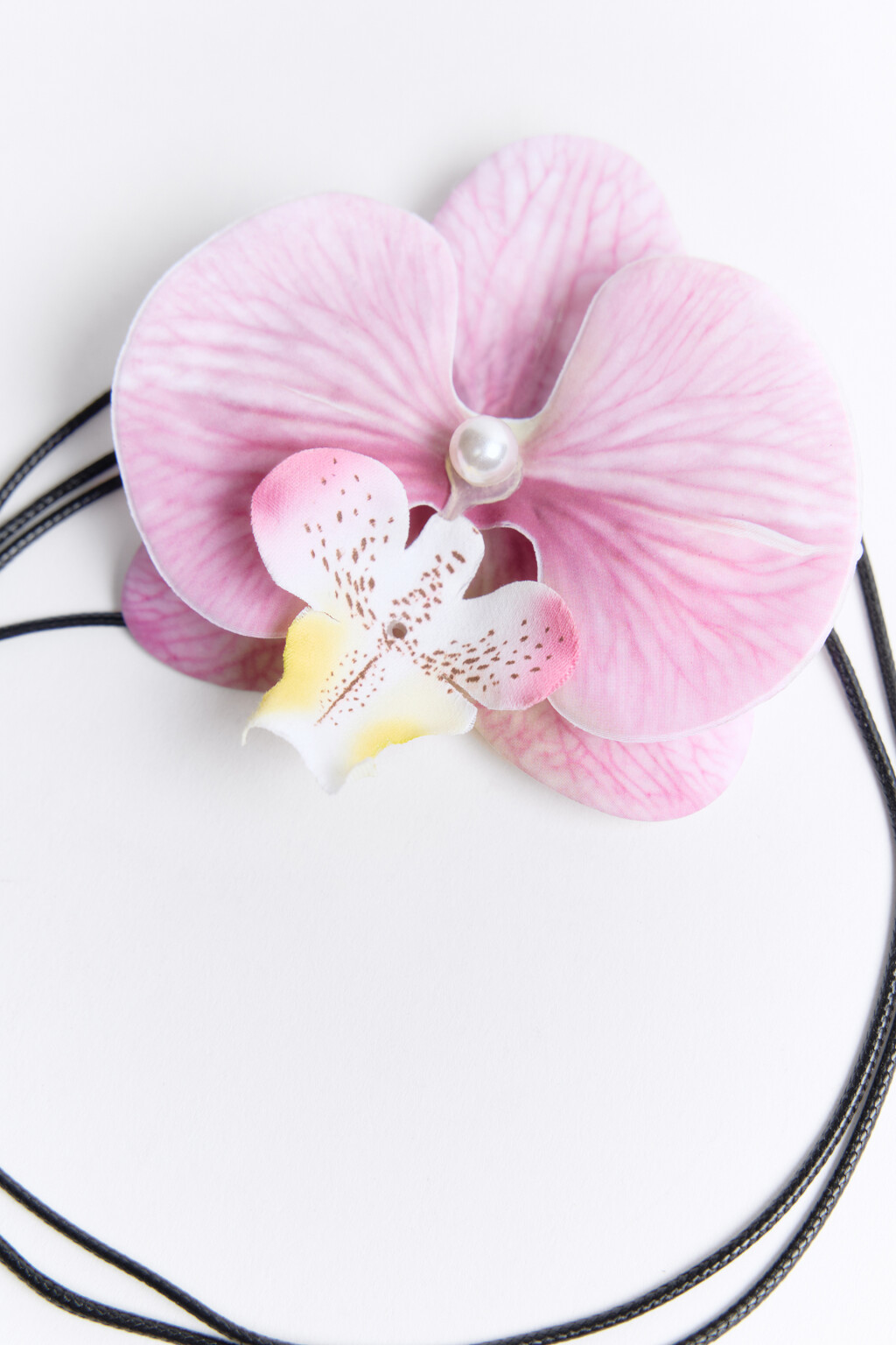 Колье-шнурок с объемной орхидеей - цвет серый - 3