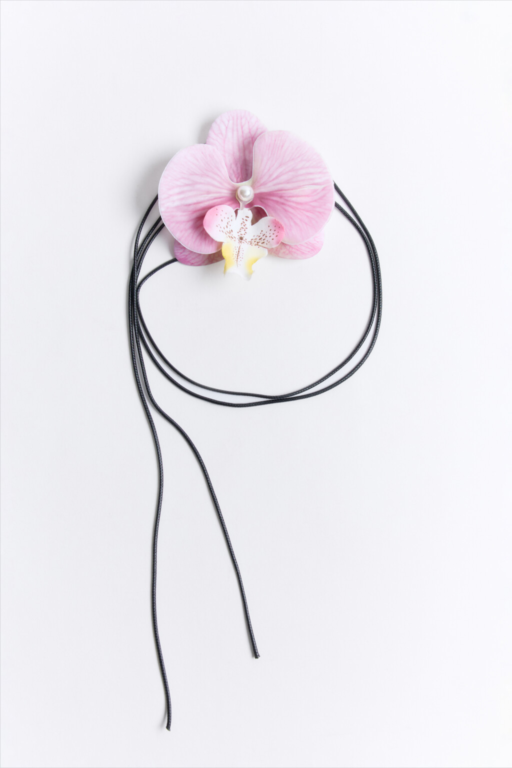 Колье-шнурок с объемной орхидеей - цвет серый - 4