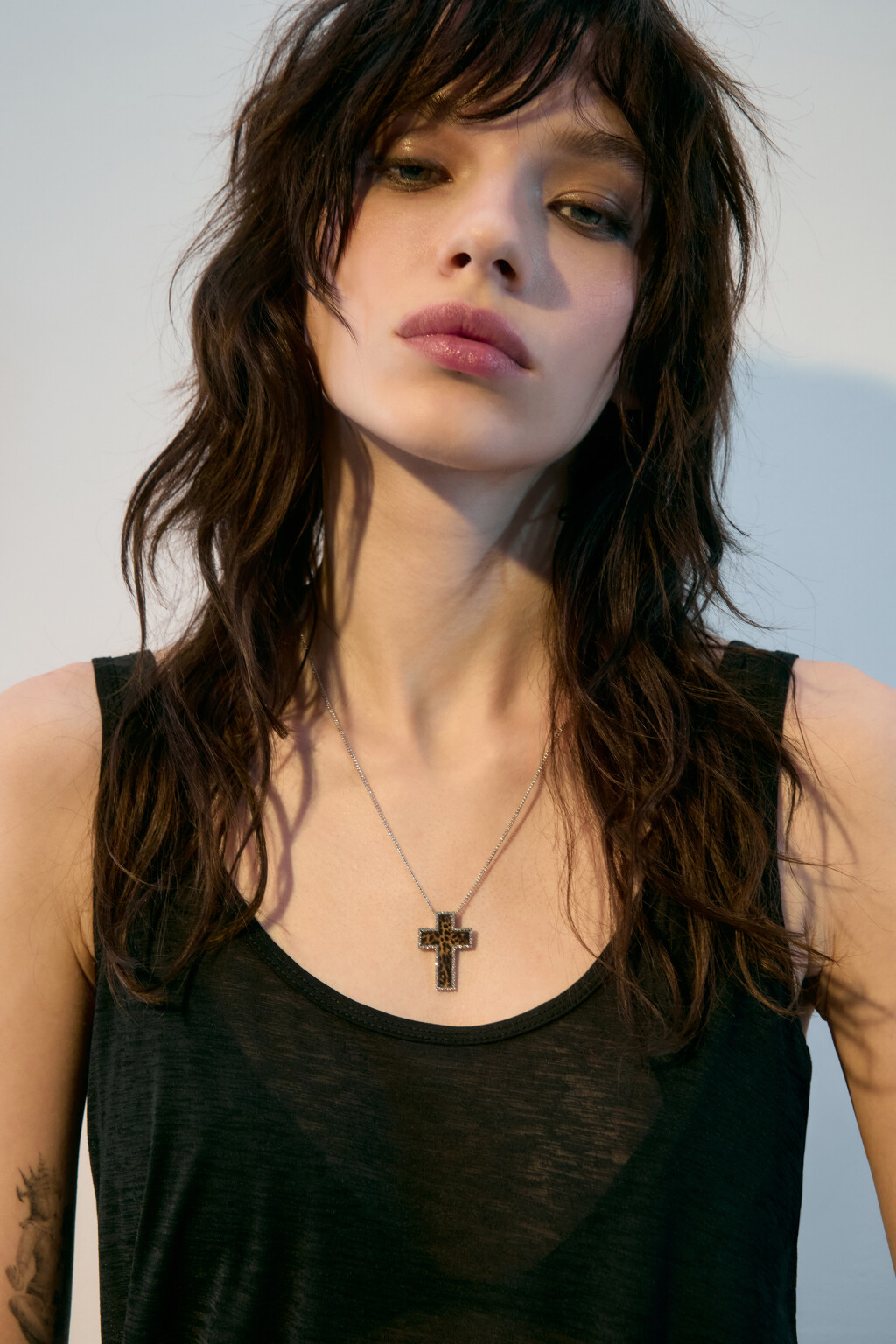 Цепочка на шею с крестом и стразами - цвет серый - 1