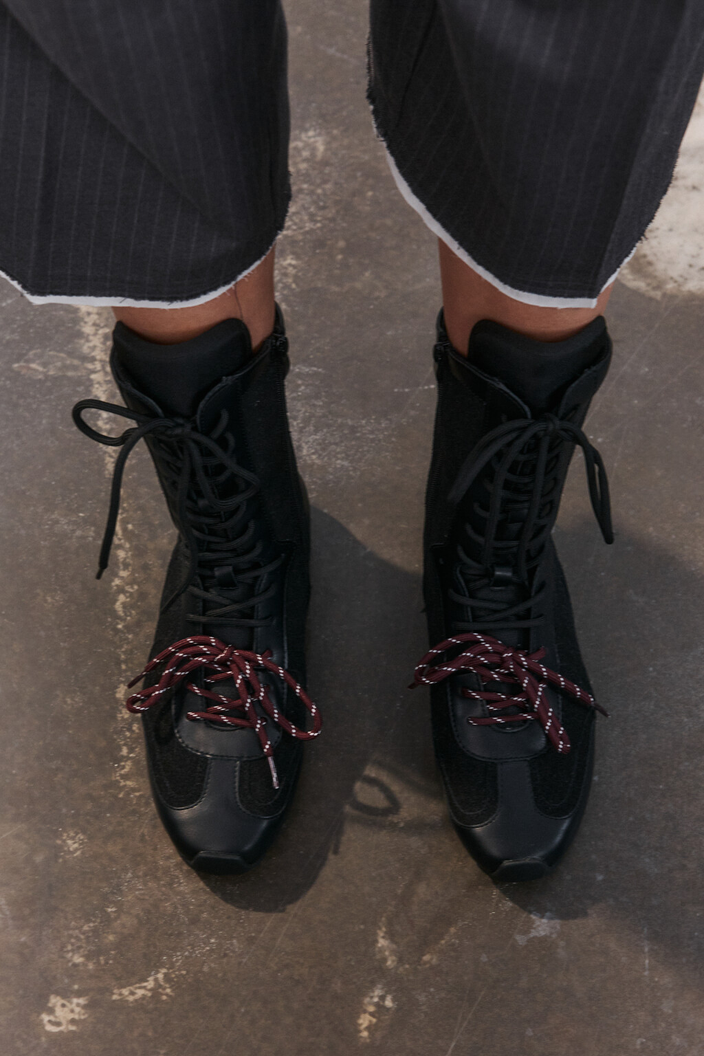 Кроссовки высокие с двойной шнуровкой - цвет черный - 2