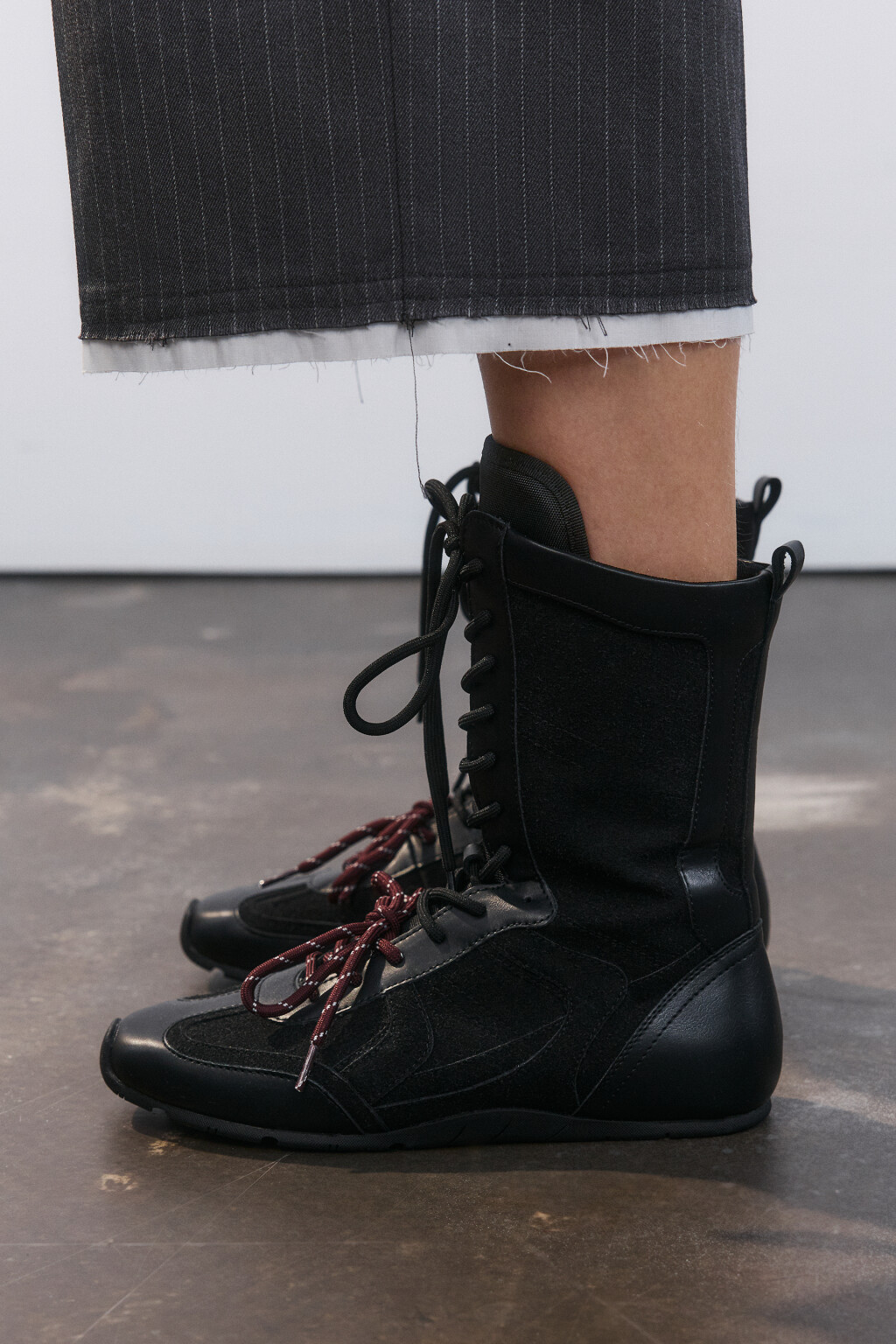 Кроссовки высокие с двойной шнуровкой - цвет черный - 1