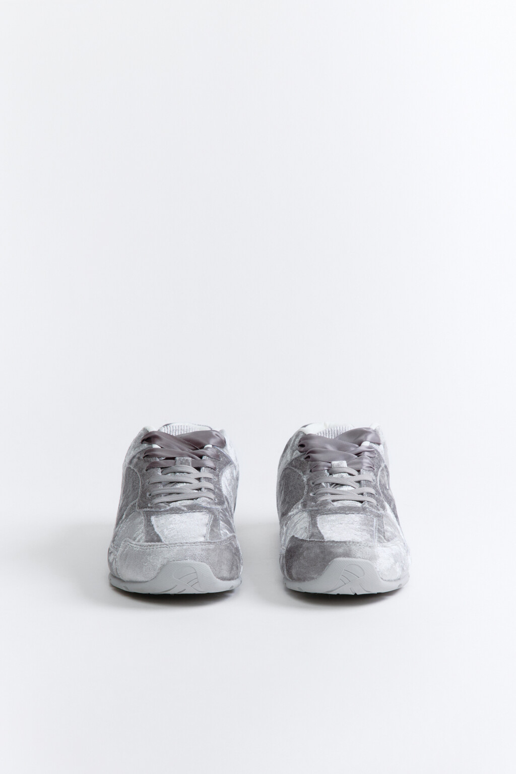 Кроссовки бархатные с атласными лентами - цвет серый - 2