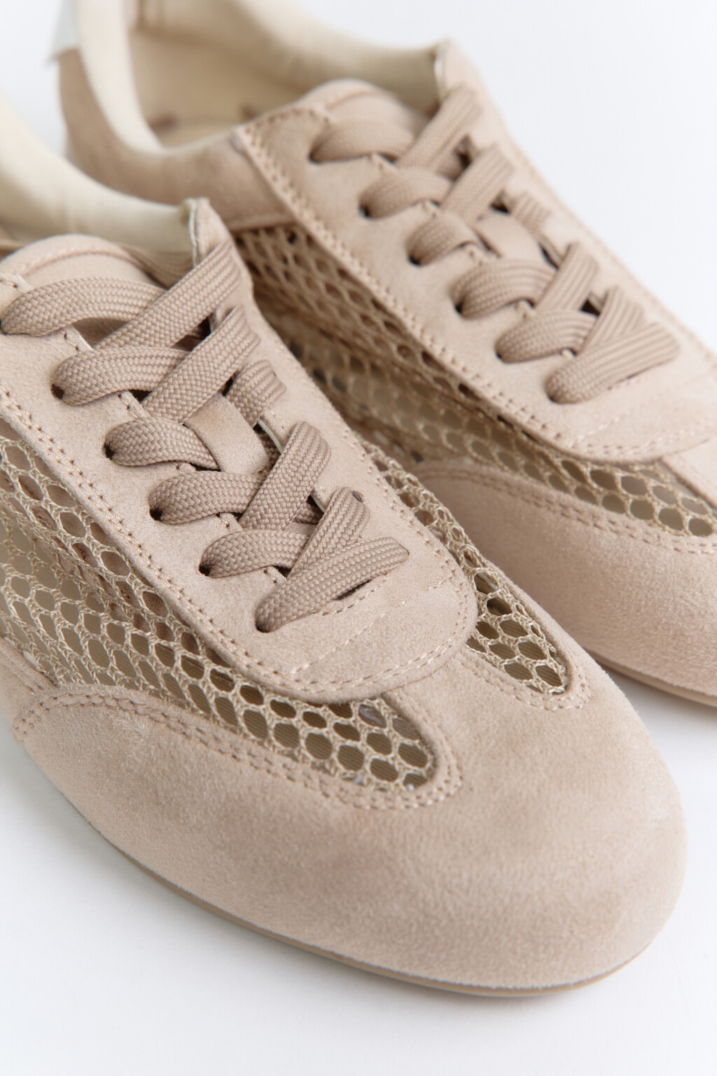 Кроссовки с вставкой из сетки - цвет бежевый - 7