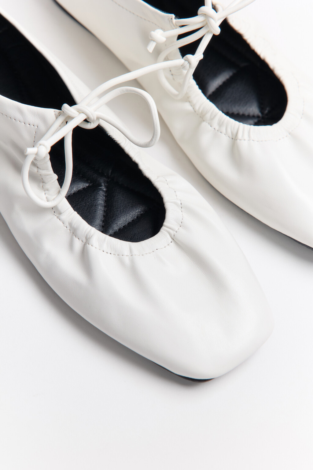 Балетки мягкие с квадратным носом и завязками - цвет белый - 4
