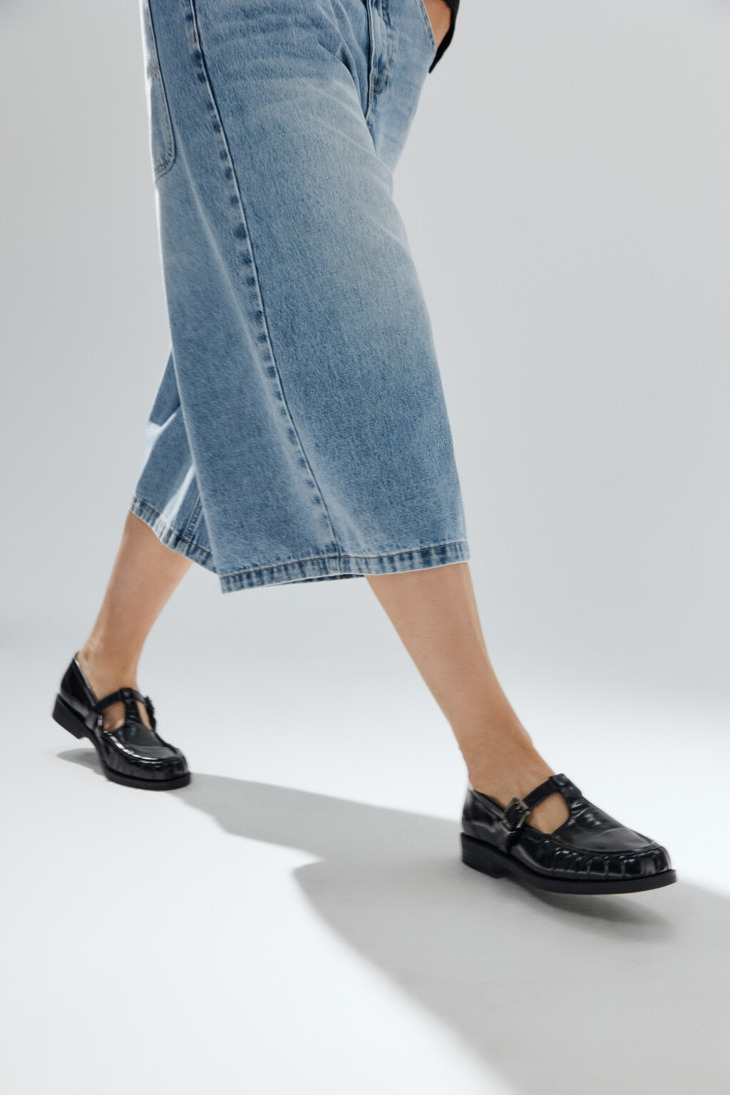 Туфли-лоферы с ремешком - цвет черный - 12