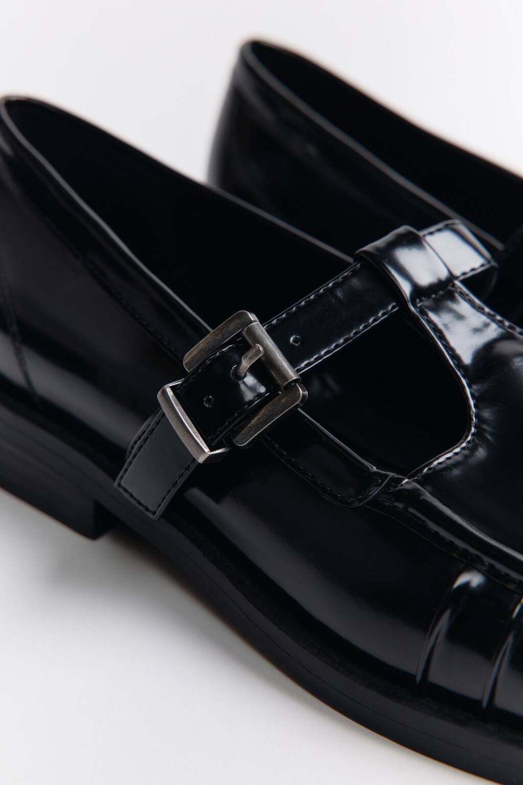 Туфли-лоферы с ремешком - цвет черный - 9