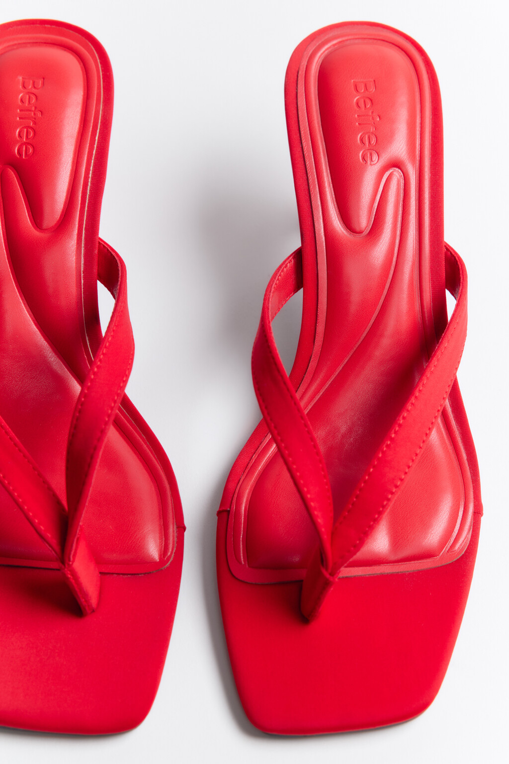 Босоножки-вьетнамки на каблуке - цвет красный - 4