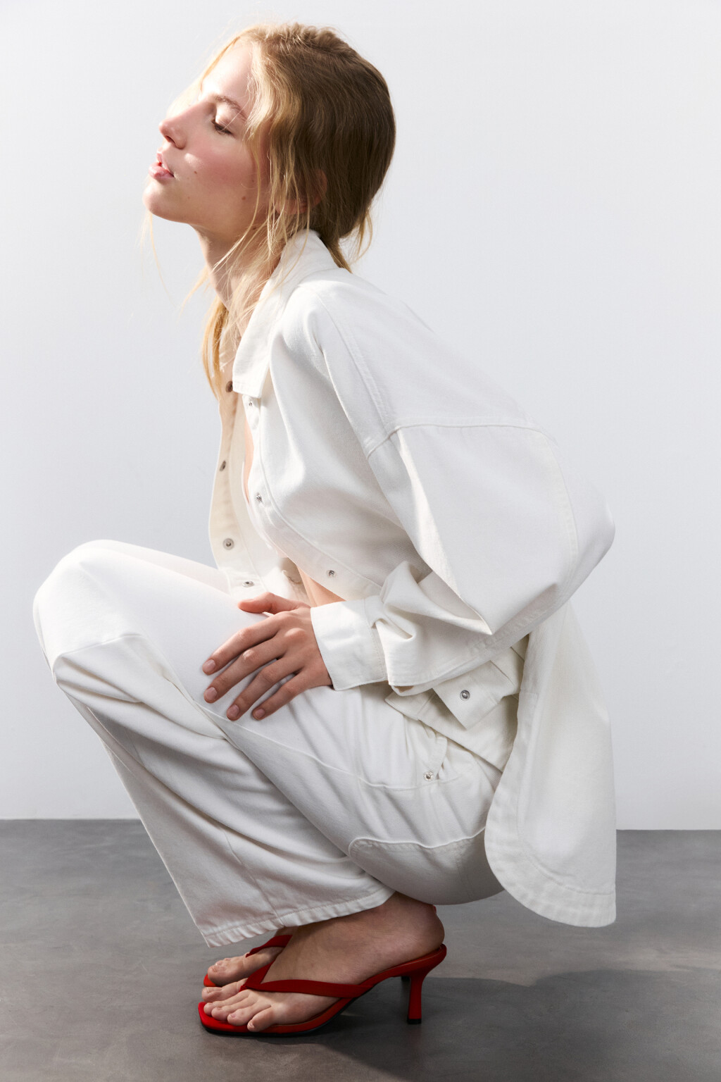 Босоножки-вьетнамки на каблуке - цвет красный - 3