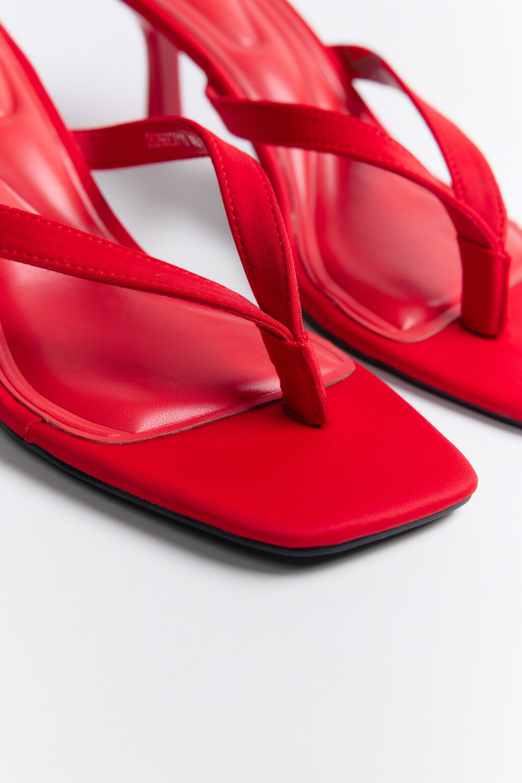 Босоножки-вьетнамки на каблуке - цвет красный - 9