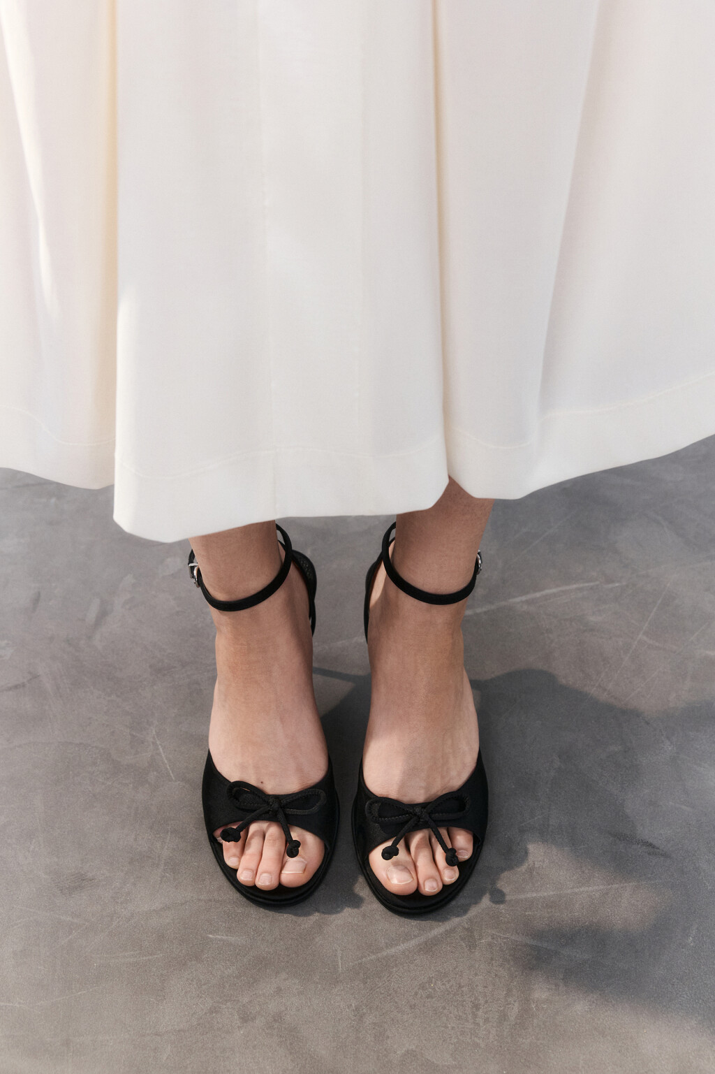 Босоножки атласные с бантиком - цвет черный - 1