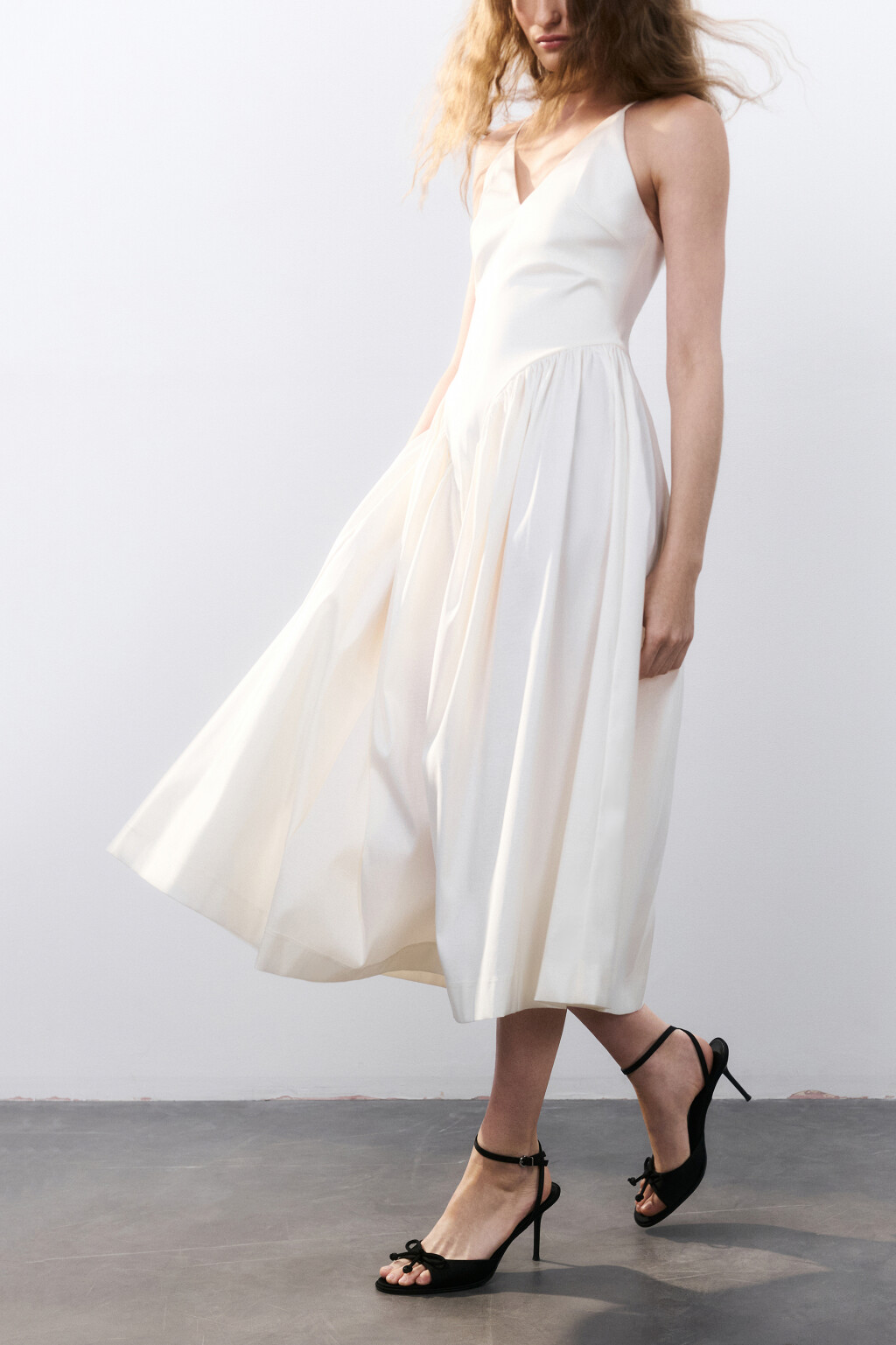 Босоножки атласные с бантиком - цвет черный - 2