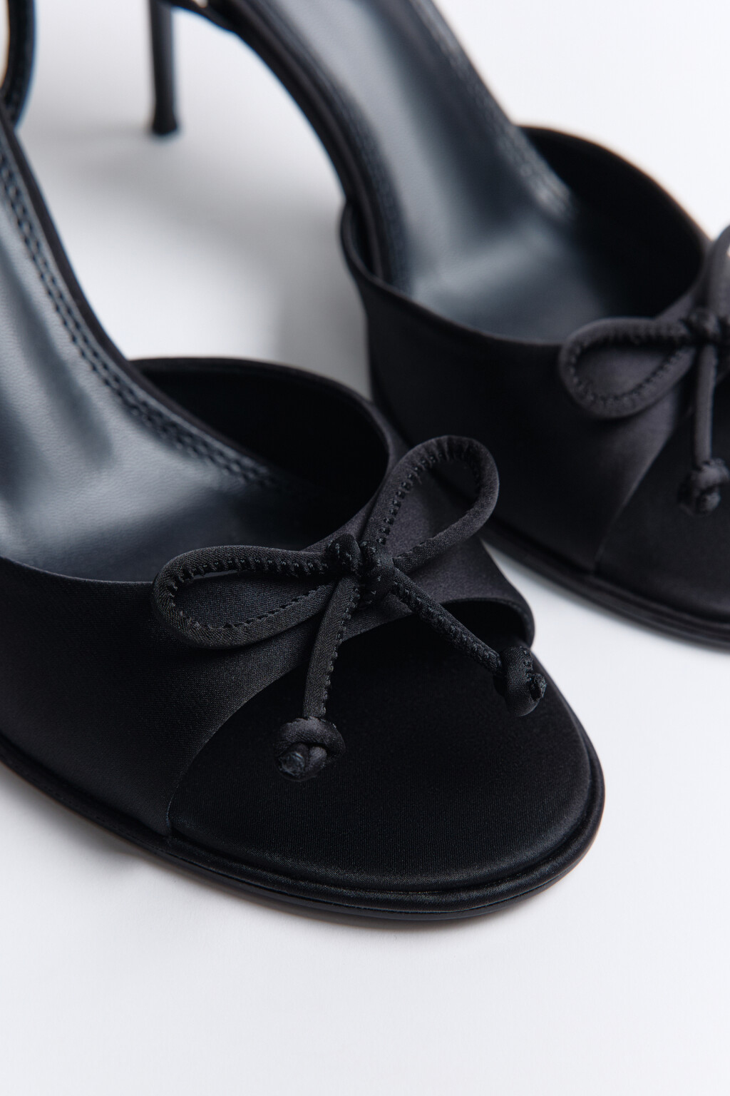 Босоножки атласные с бантиком - цвет черный - 3