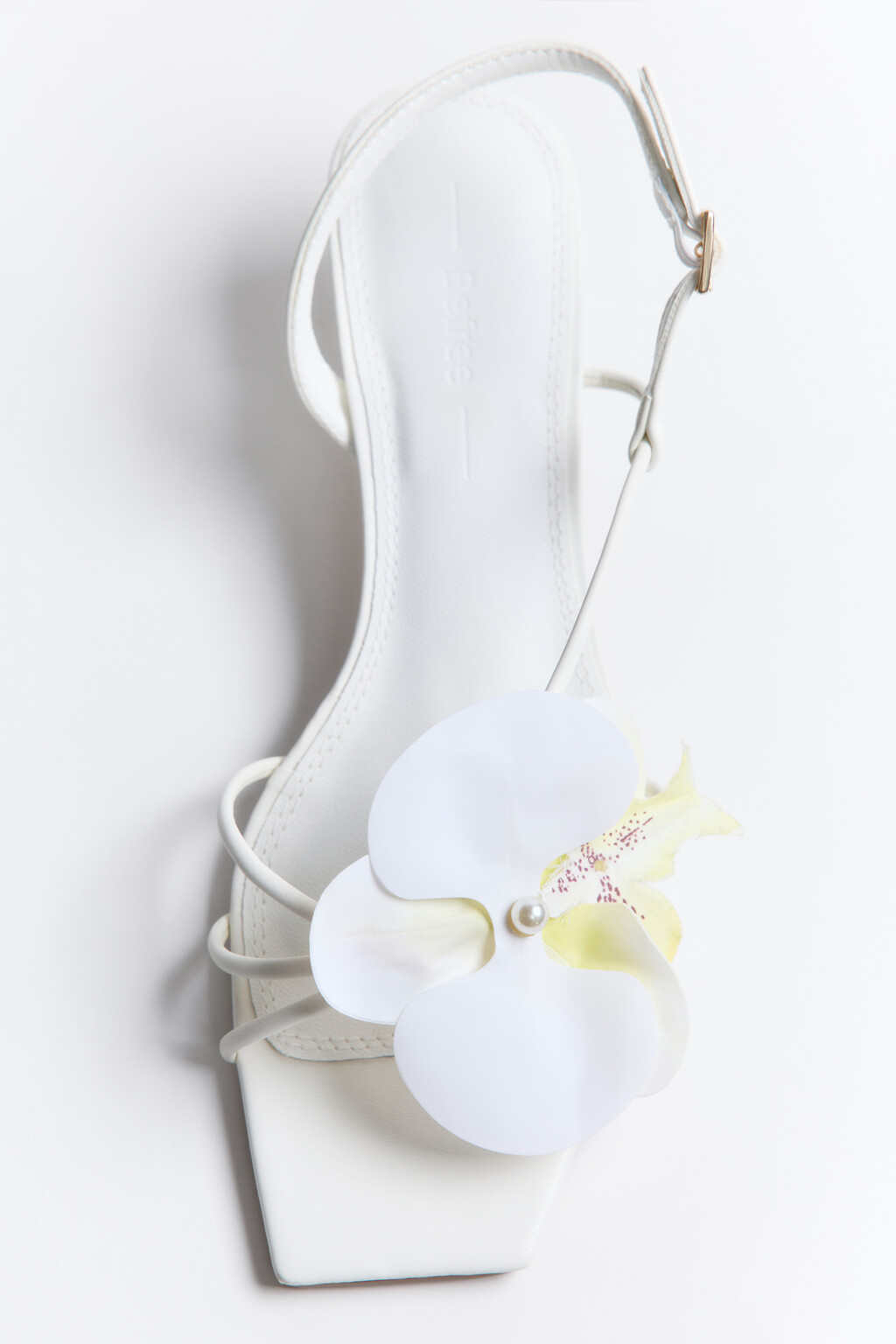 Босоножки с тонкими ремешками и цветком - цвет белый - 4