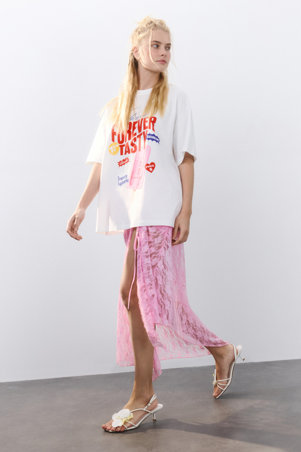 Босоножки с тонкими ремешками и цветком - цвет белый - 3