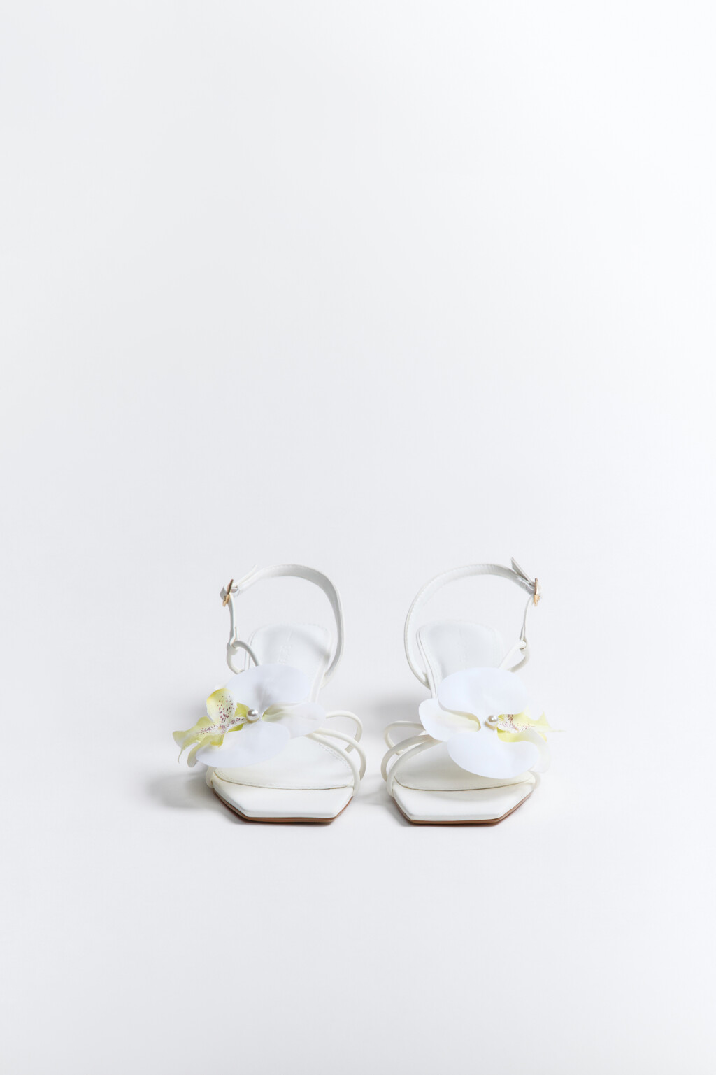 Босоножки с тонкими ремешками и цветком - цвет белый - 6