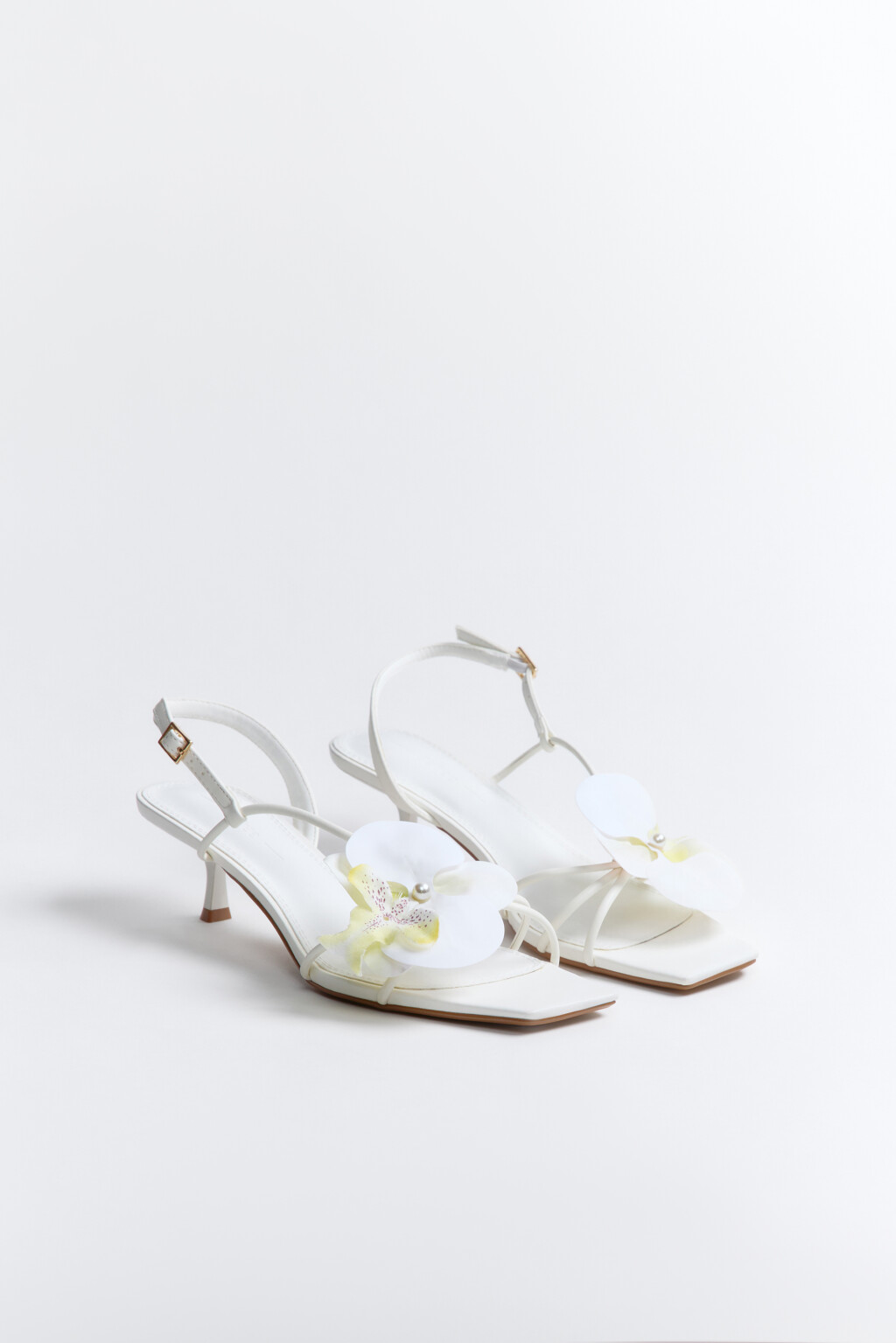 Босоножки с тонкими ремешками и цветком - цвет белый - 7