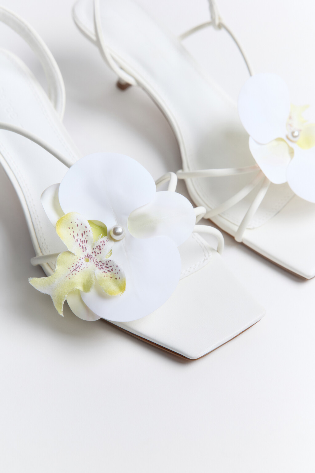 Босоножки с тонкими ремешками и цветком - цвет белый - 9