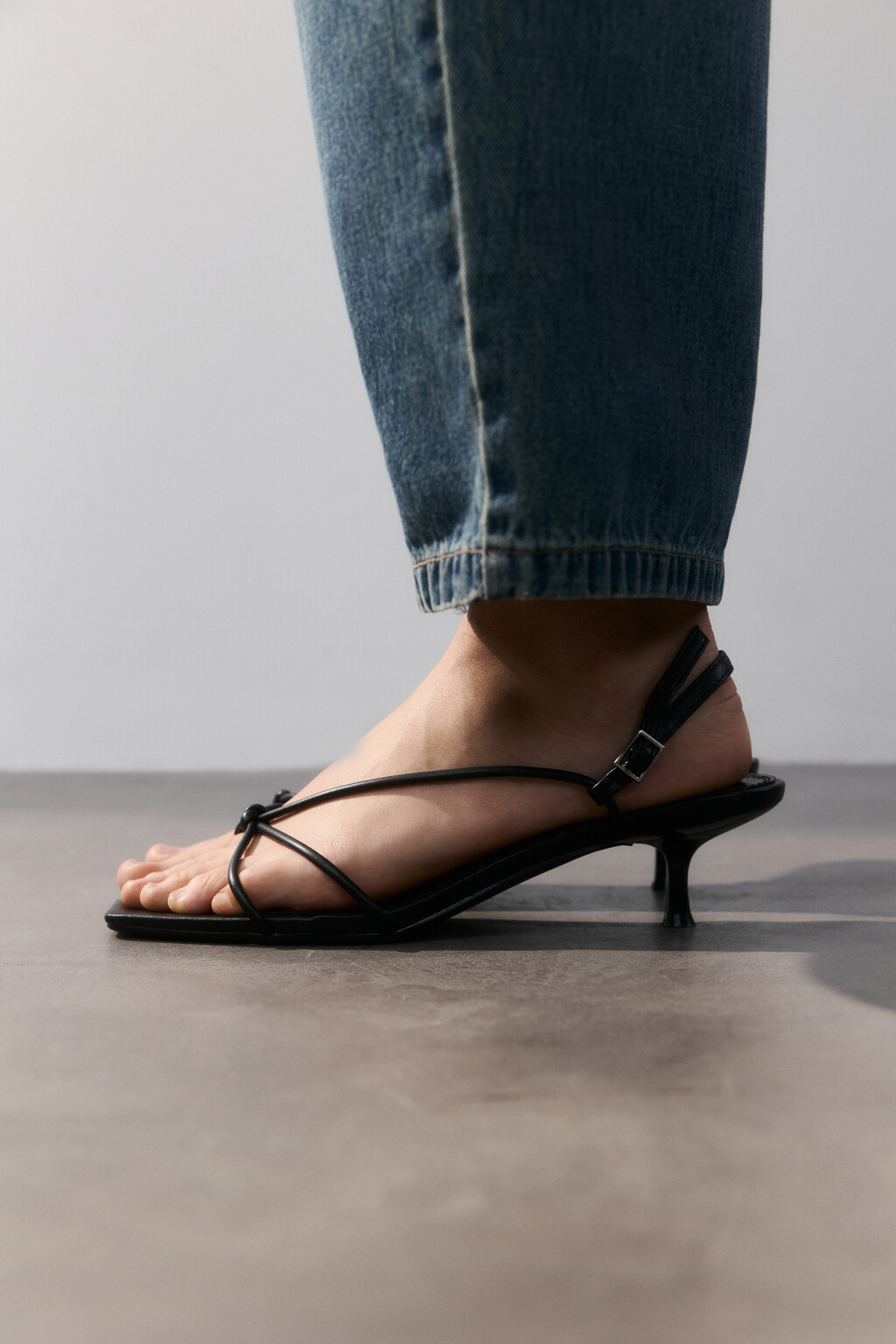 Босоножки с тонкими ремешками - цвет черный - 8