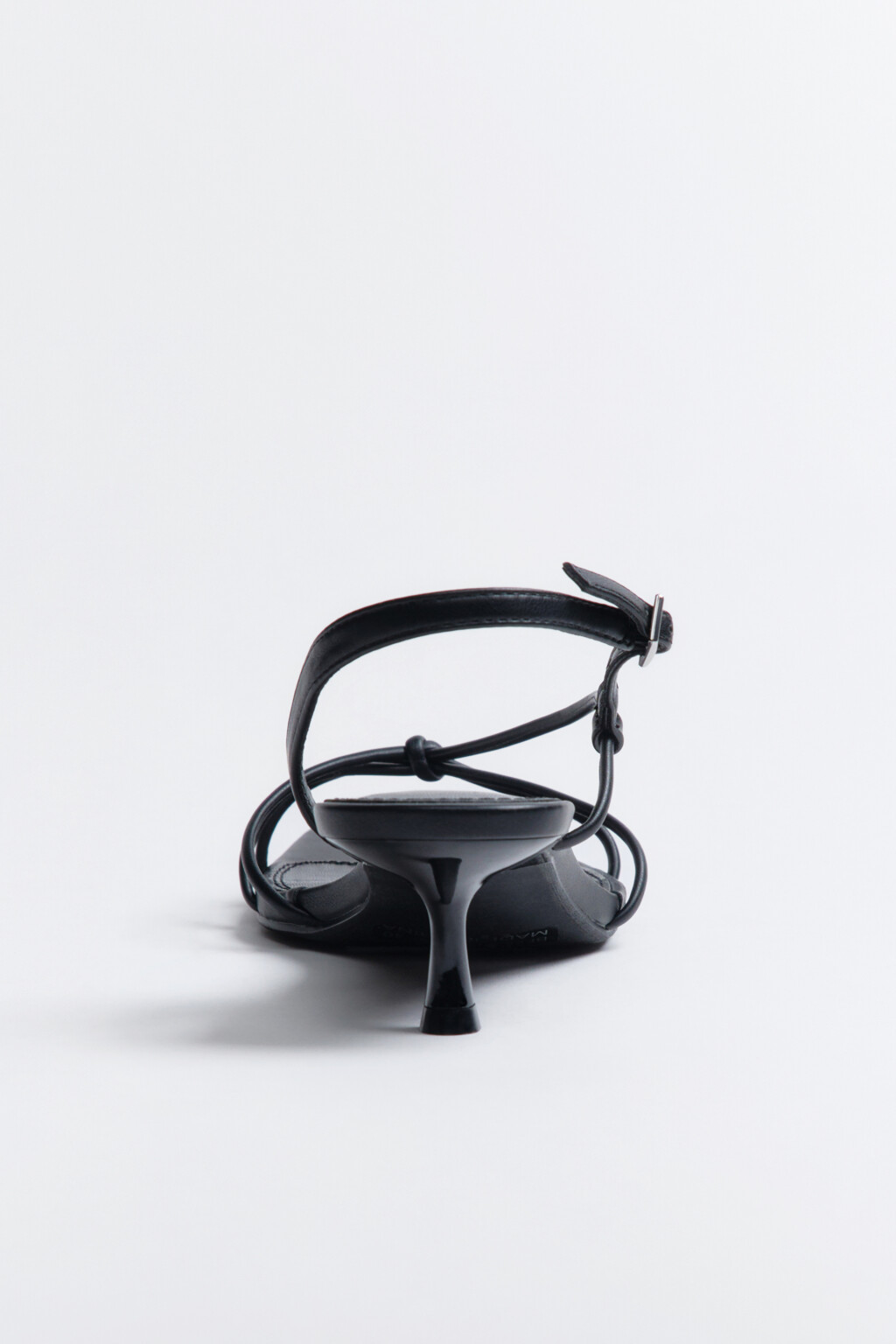 Босоножки с тонкими ремешками - цвет черный - 4