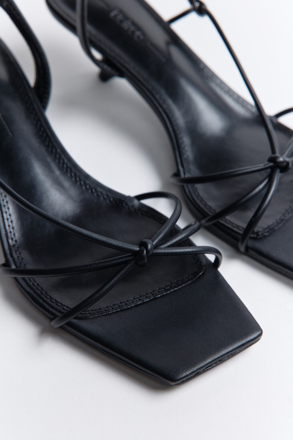 Босоножки с тонкими ремешками - цвет черный - 6