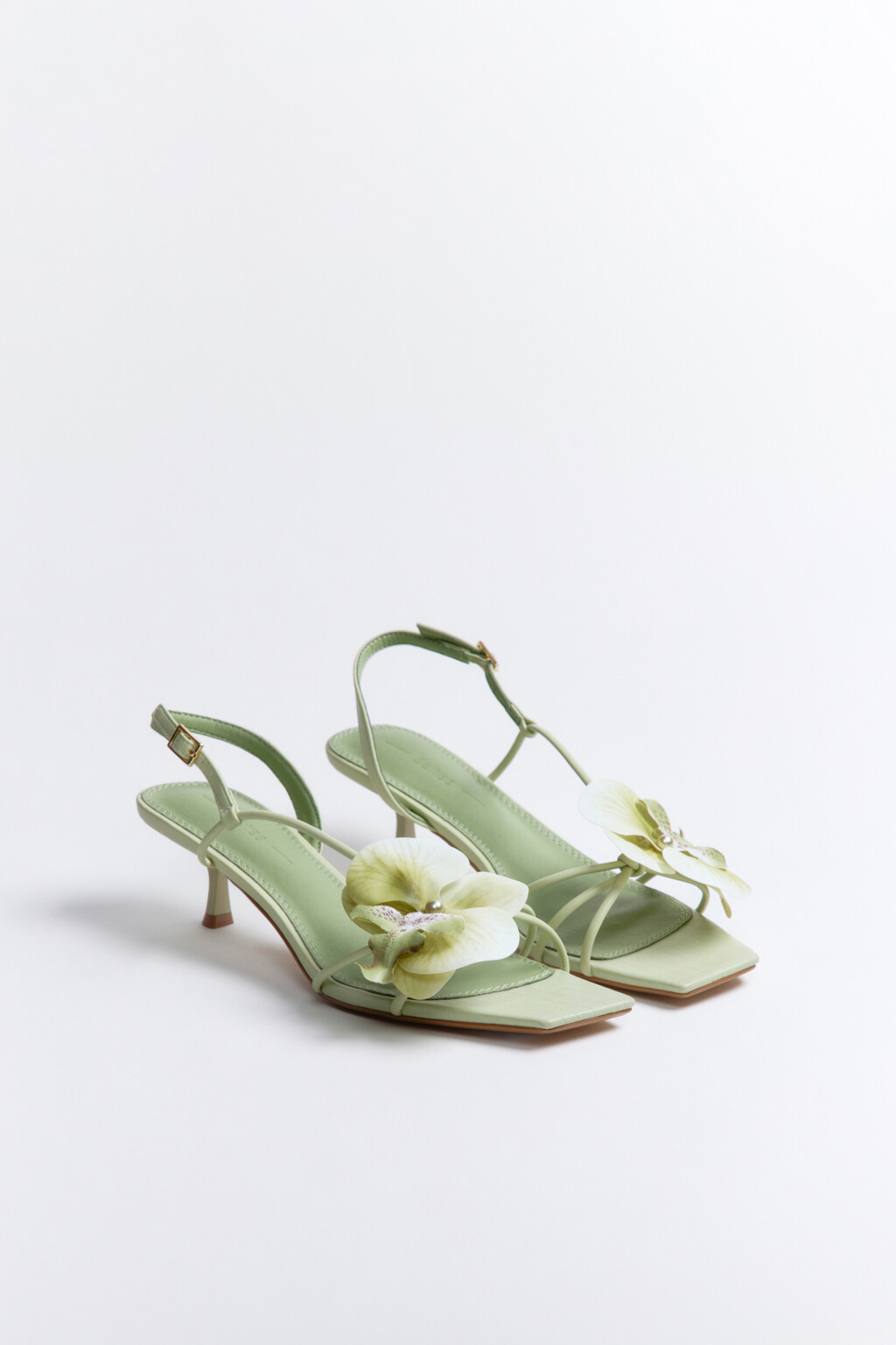 Босоножки на каблуке с цветком - цвет зеленый - 4